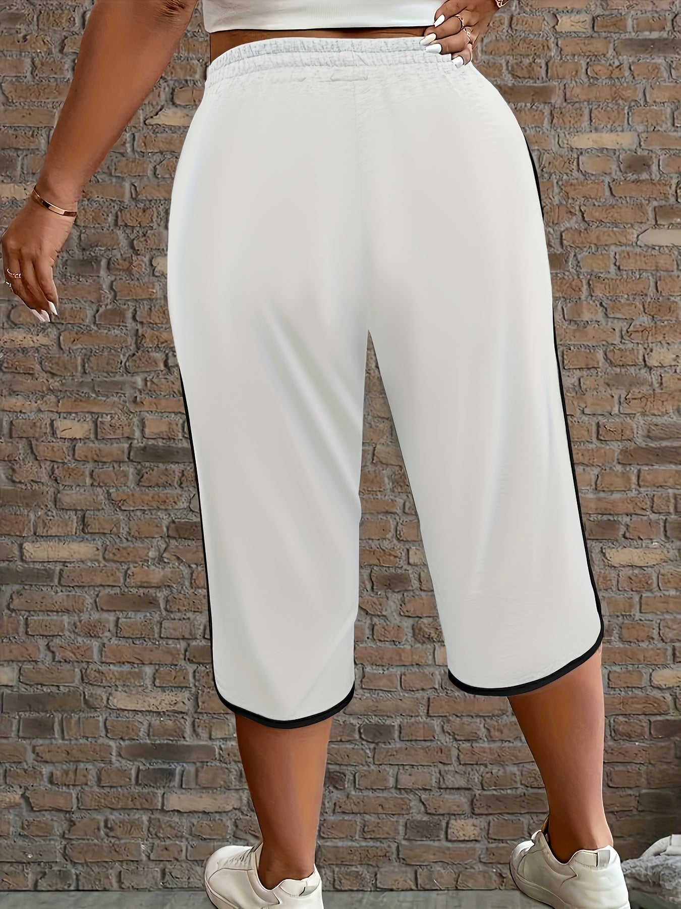 Capris casual de talla grande para mujer con bolsillos de contraste, cintura elástica, bloque de colores rojo y negro