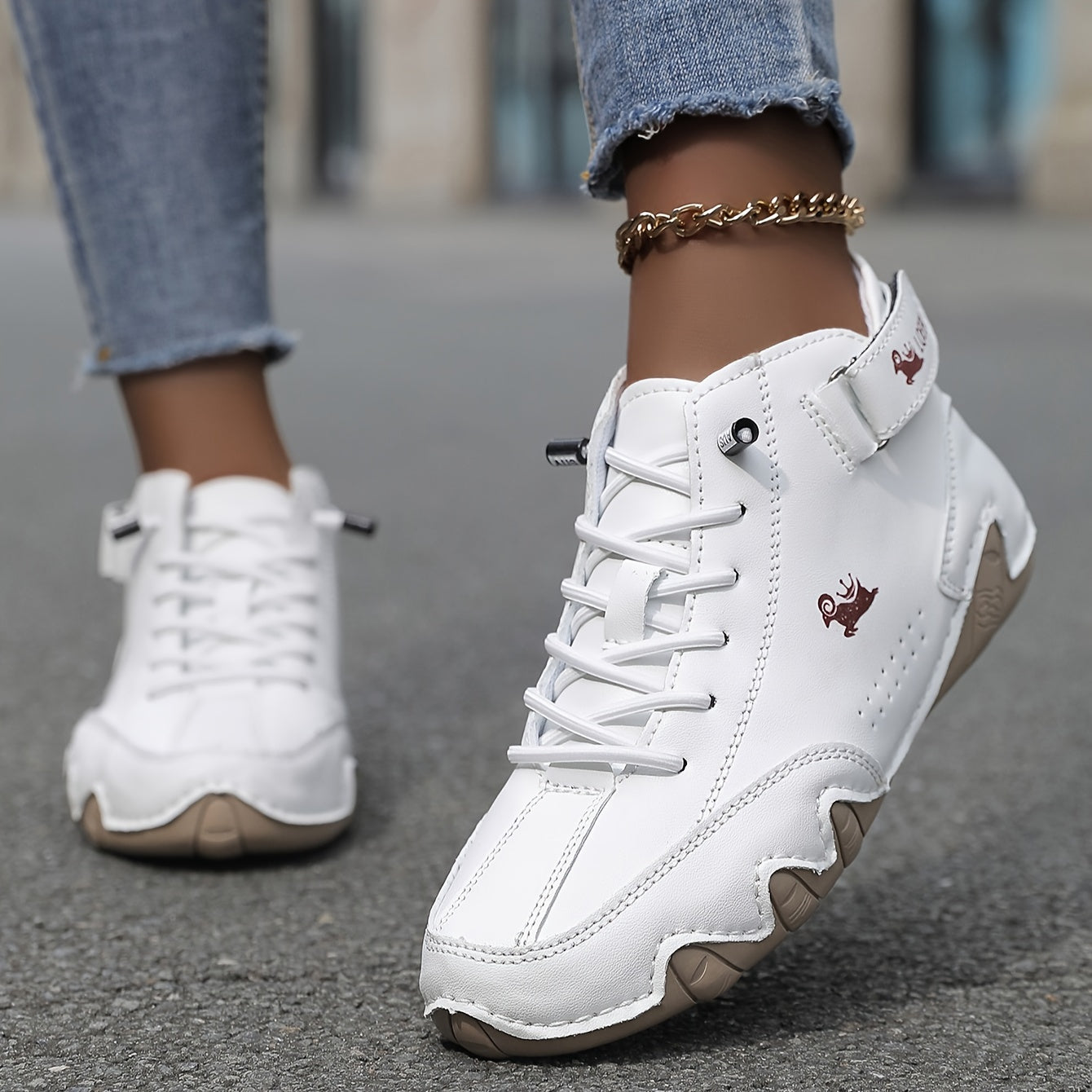 Белые кроссовки-октопусы ручной работы для женщин с винтажным шнуровкой, прочной резиновой подошвой, дышащей тканевой подкладкой и стильной деталью с логотипом. Идеально подходят для езды на мотоцикле и фитнеса.