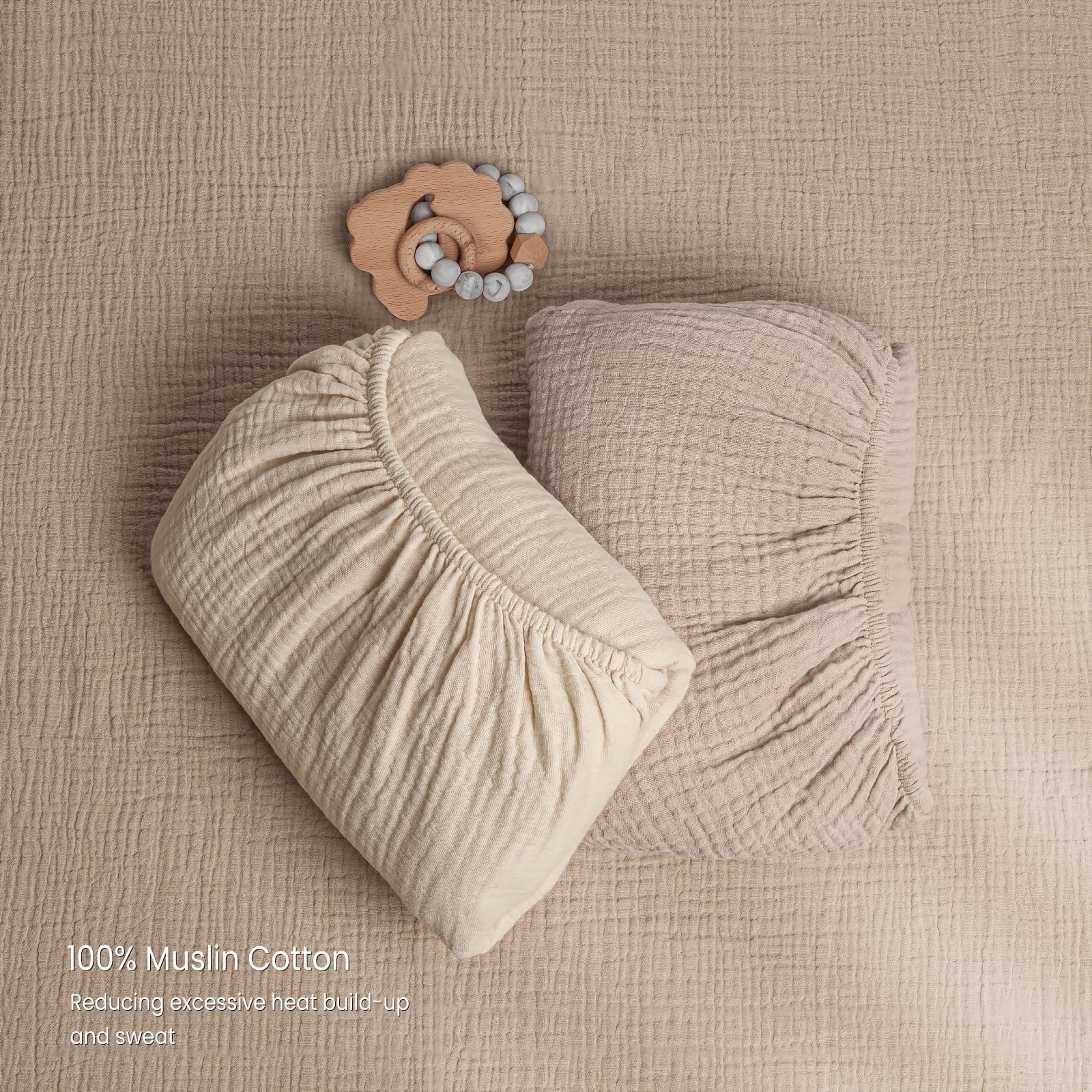 Ikkita cho'ziluvchan o'zgartirish pad qoplamalari, ultra yumshoq paxta materialidan tayyorlangan, 81.28sm/86.36sm X 40.64sm o'zgartirish padlari uchun xavfsiz va qulay mos keladi. Ushbu beshik varaqalari oson parvarish uchun mashinada yuvilishi mumkin.