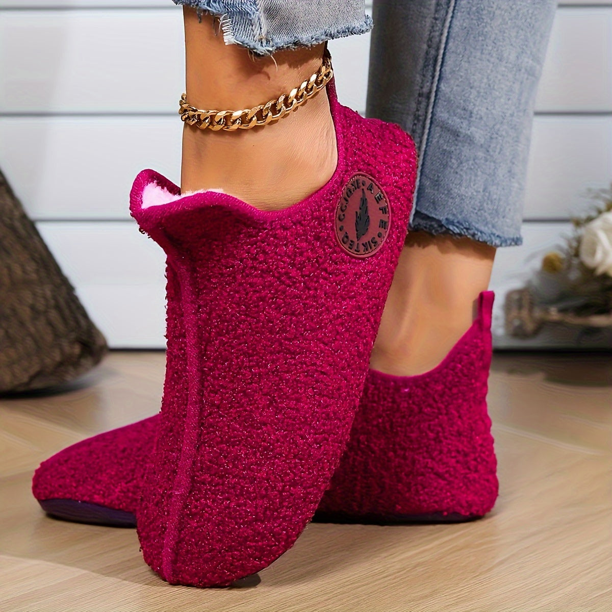 Ayollar uchun mo'ljallangan yumshoq plush shlyapki, yopiq barmoqli, sirpanishga qarshi ichki makon uchun uy oyoq kiyimlari