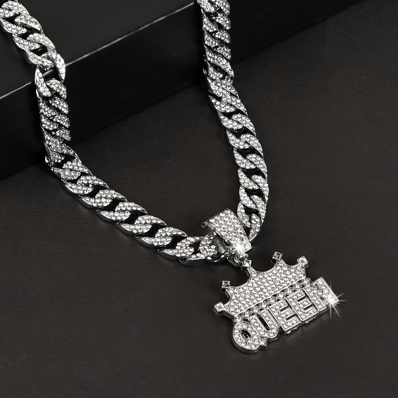 "Ichki qirolingizni qabul qiling, Crown Queen marjonini taqing! Ushbu ajoyib buyum kuch va nafislikni ifodalaydigan qirol taqini o'z ichiga oladi. Qirollikning jozibasini his eting va har qayerda malika kabi his qiling, ushbu zamonaviy aksessuar bilan. "