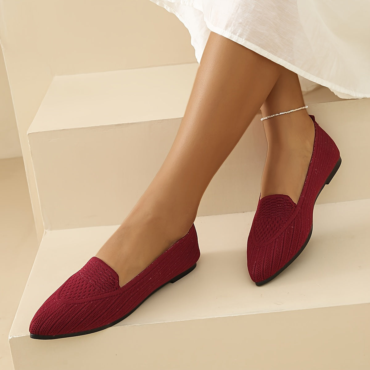 Ayollar uchun mustahkam ranglarda yumshoq, engil to'qilgan tekis poyabzal, nuqtali barmoq va havo o'tkazuvchi dizayn bilan.