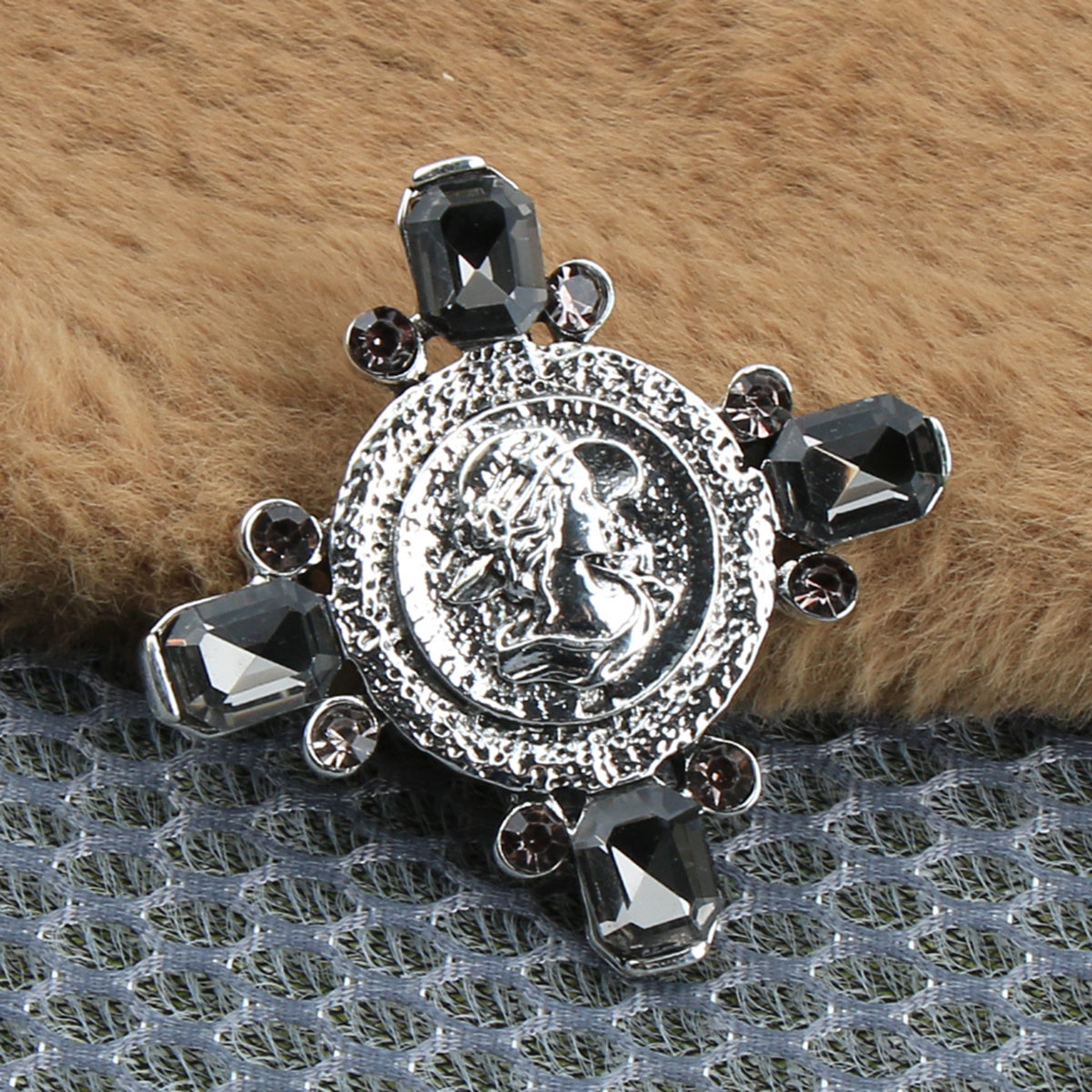 Vintage bosh brosh - ayollar liboslari, sviterlari va porloq rhinestone'lar bilan bezatilgan kiyimlar uchun chiroyli aksessuar.