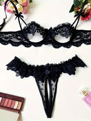 Ayollar uchun sexy ichki kiyim - ochiq ko'krakli brassiyer va qorin qismisiz ichki kiyimdan iborat qulay gullar bilan bezatilgan dantelli to'plam.