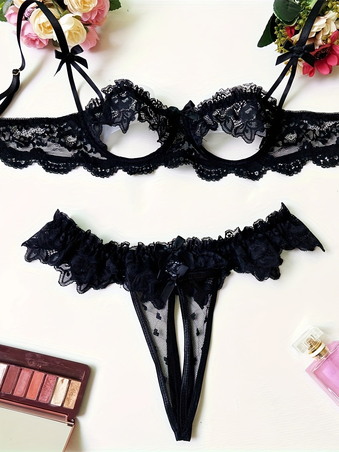 Ayollar uchun sexy ichki kiyim - ochiq ko'krakli brassiyer va qorin qismisiz ichki kiyimdan iborat qulay gullar bilan bezatilgan dantelli to'plam.