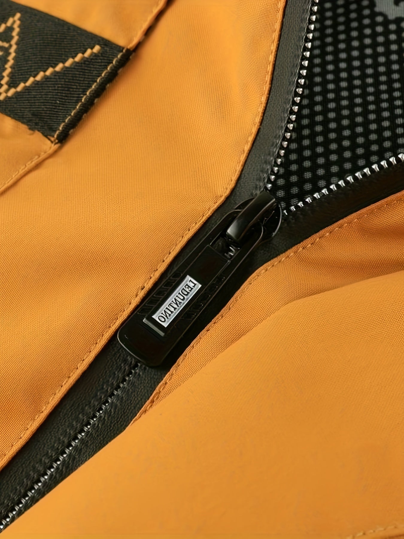 Erkaklar uchun engil shamol o'tkazmaydigan kurtka, suv o'tkazmaydigan va shamol o'tkazmaydigan, ajratiladigan kapyushon bilan, bahor va kuzda ochiq havoda faoliyatlar uchun mukammal.