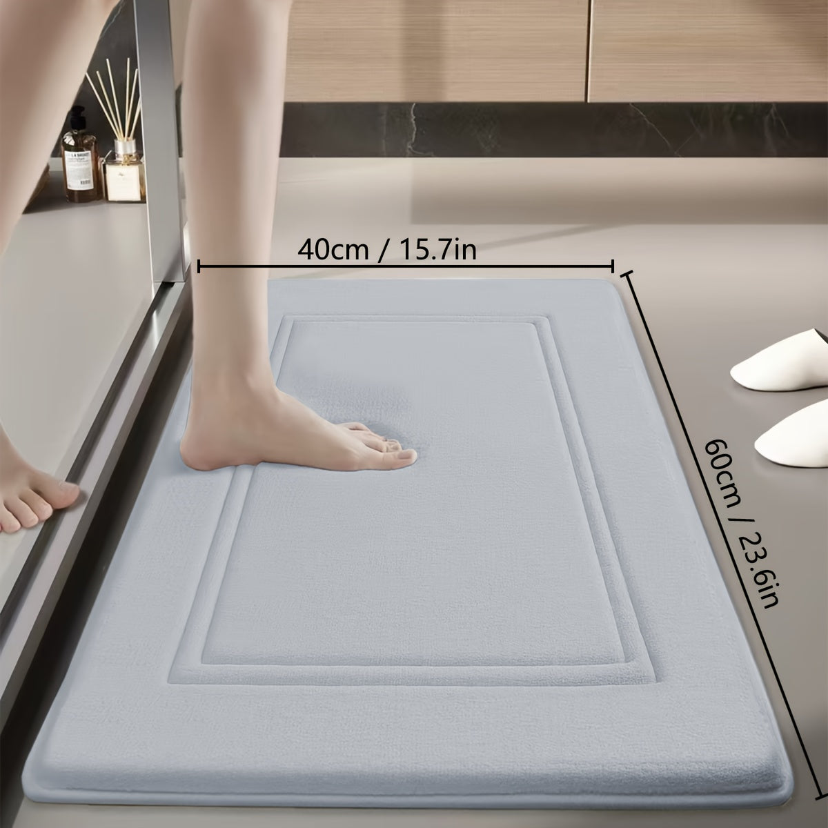 Bir dona UltraSoft Tez Quriydigan Hammom Gilami, Chiziqli naqsh bilan, juda singdiruvchi va sirpanmaydigan hammom gilami. Mashinada yuvish mumkin, past to'siq, yengil flanel mato bilan Polyester va PVC orqa qismi bilan to'rtburchak shaklida.