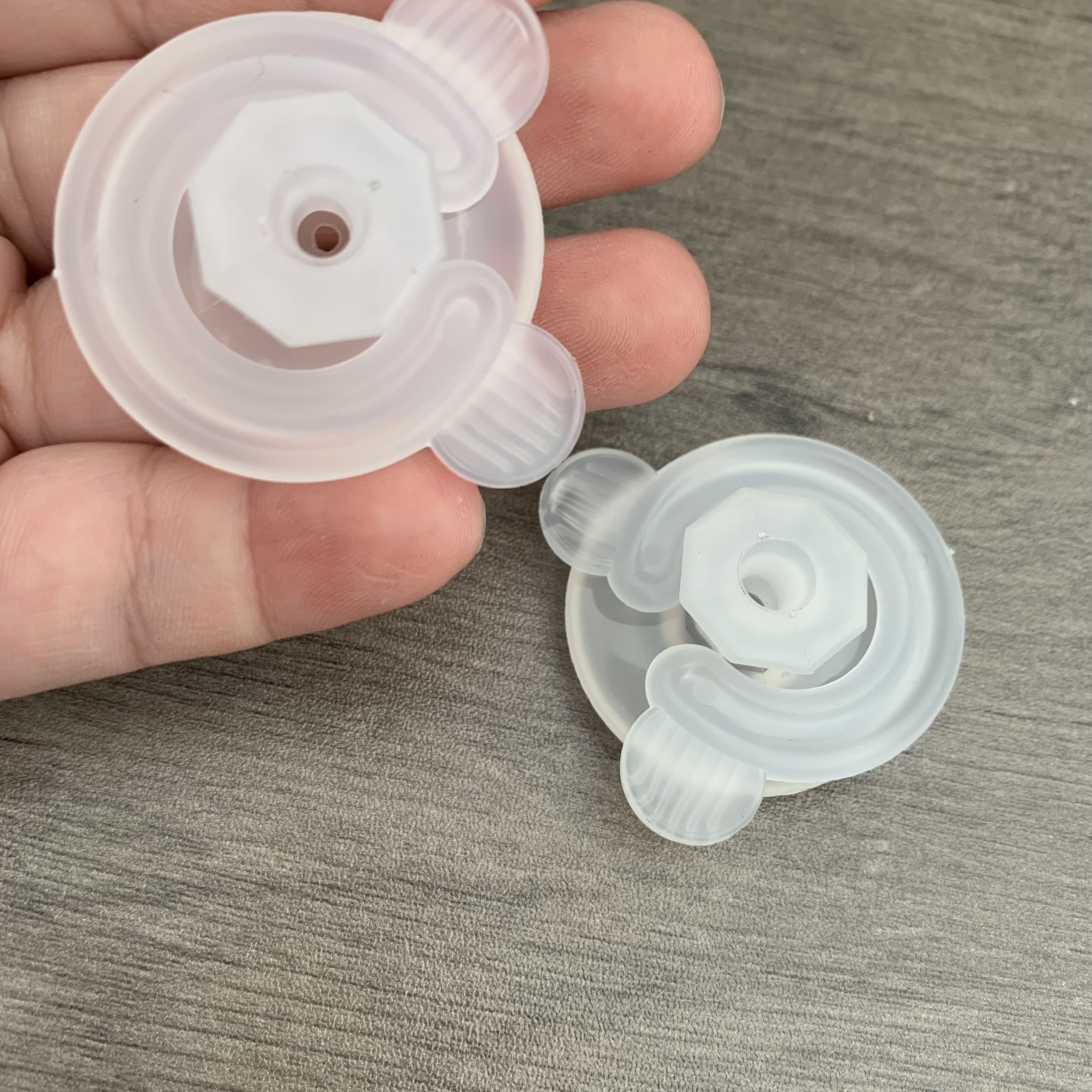 White Quilt Holder with Needle-Free Safety and Invisible Fixing Buckle for Bed Sheets