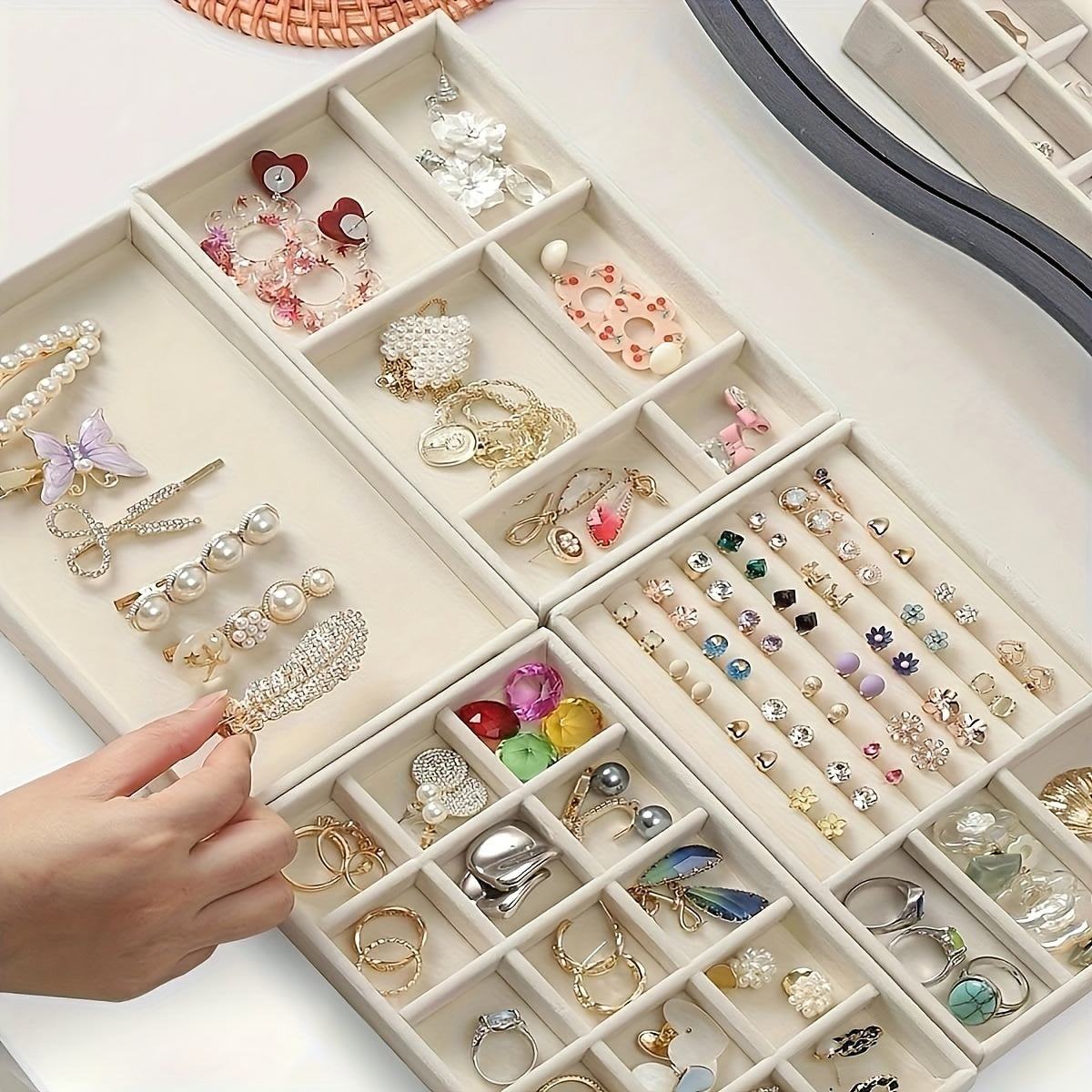 Conjunto organizador de joyas con bandeja forrada de terciopelo y compartimentos para anillos, pendientes y collares