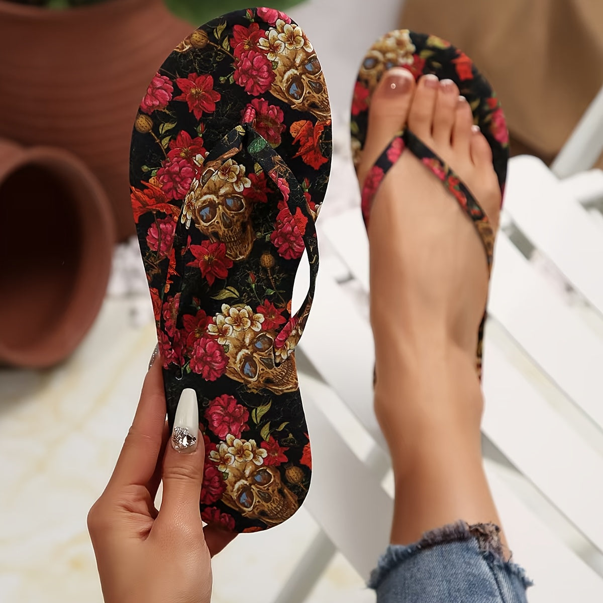 Women's Skull Pattern Lightweight Flip Flops for Beach and Casual Wear