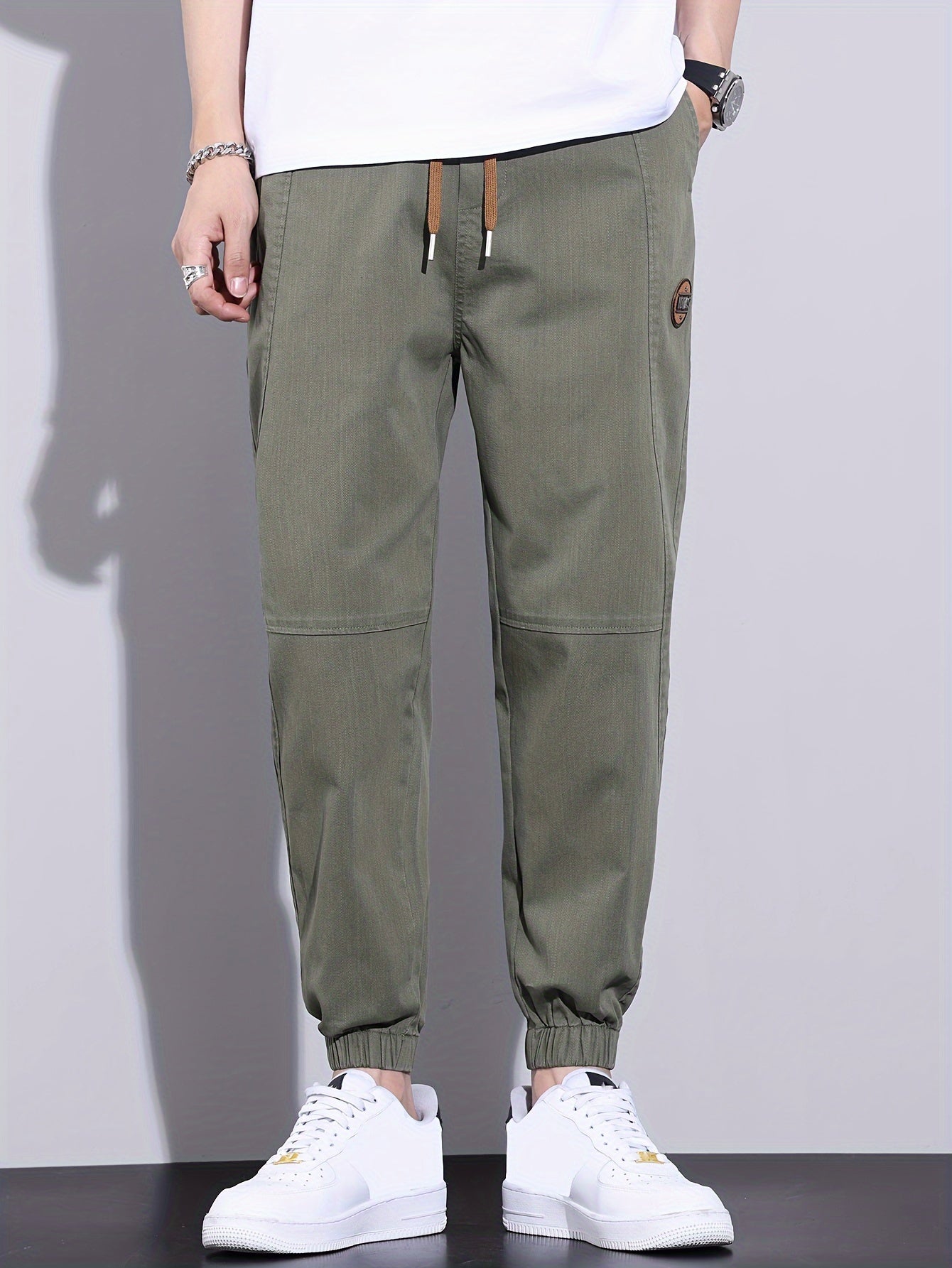 Erkaklar uchun tasodifiy joggerlar - bo'sh kesim, tortish ipi bilan, paxta aralashmasi, barcha mavsumlar uchun ko'p funksiyali va zamonaviy.