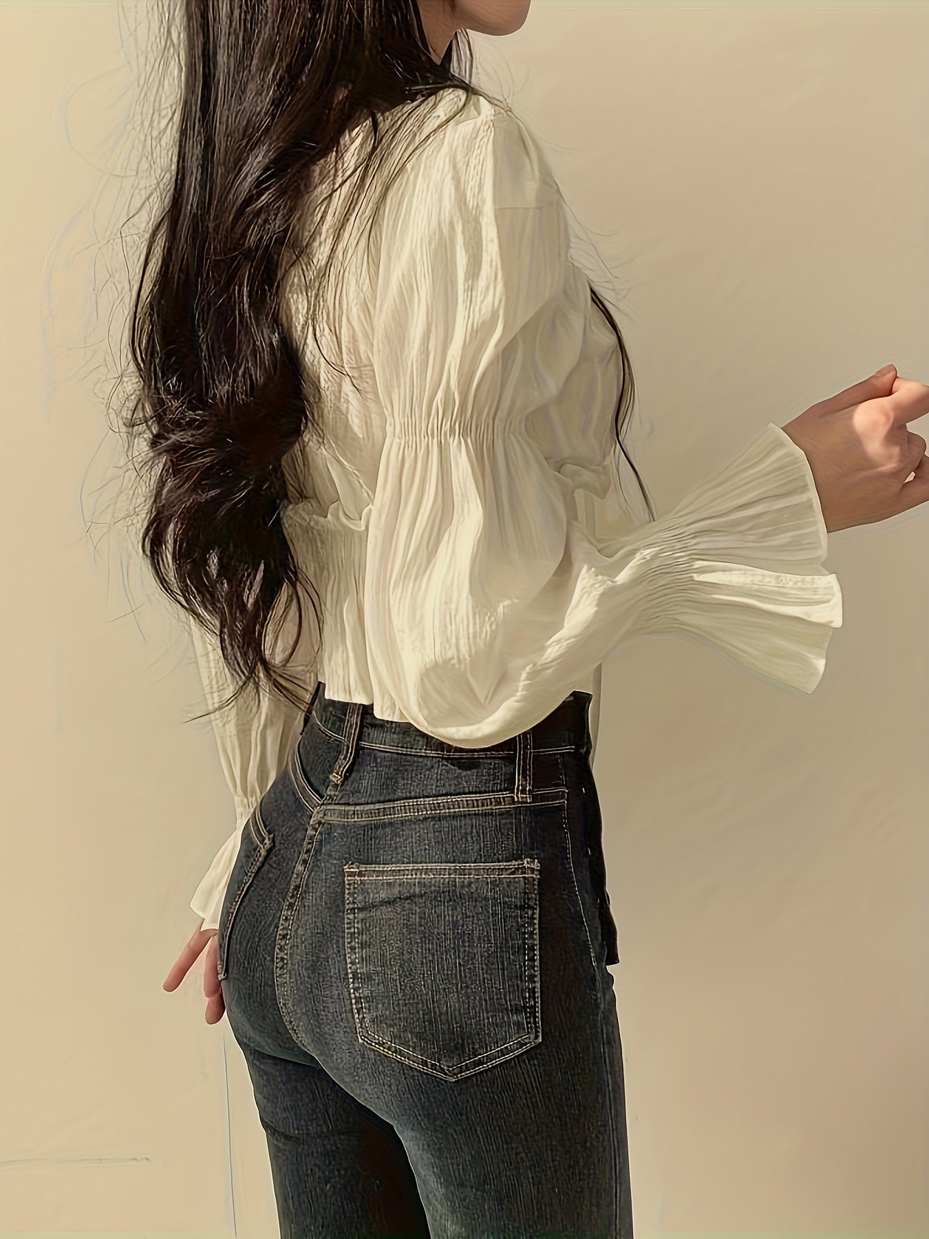 Новая белая рубашка с короткими рукавами и квадратным воротником для женщин с чувством стиля весной и осенью.