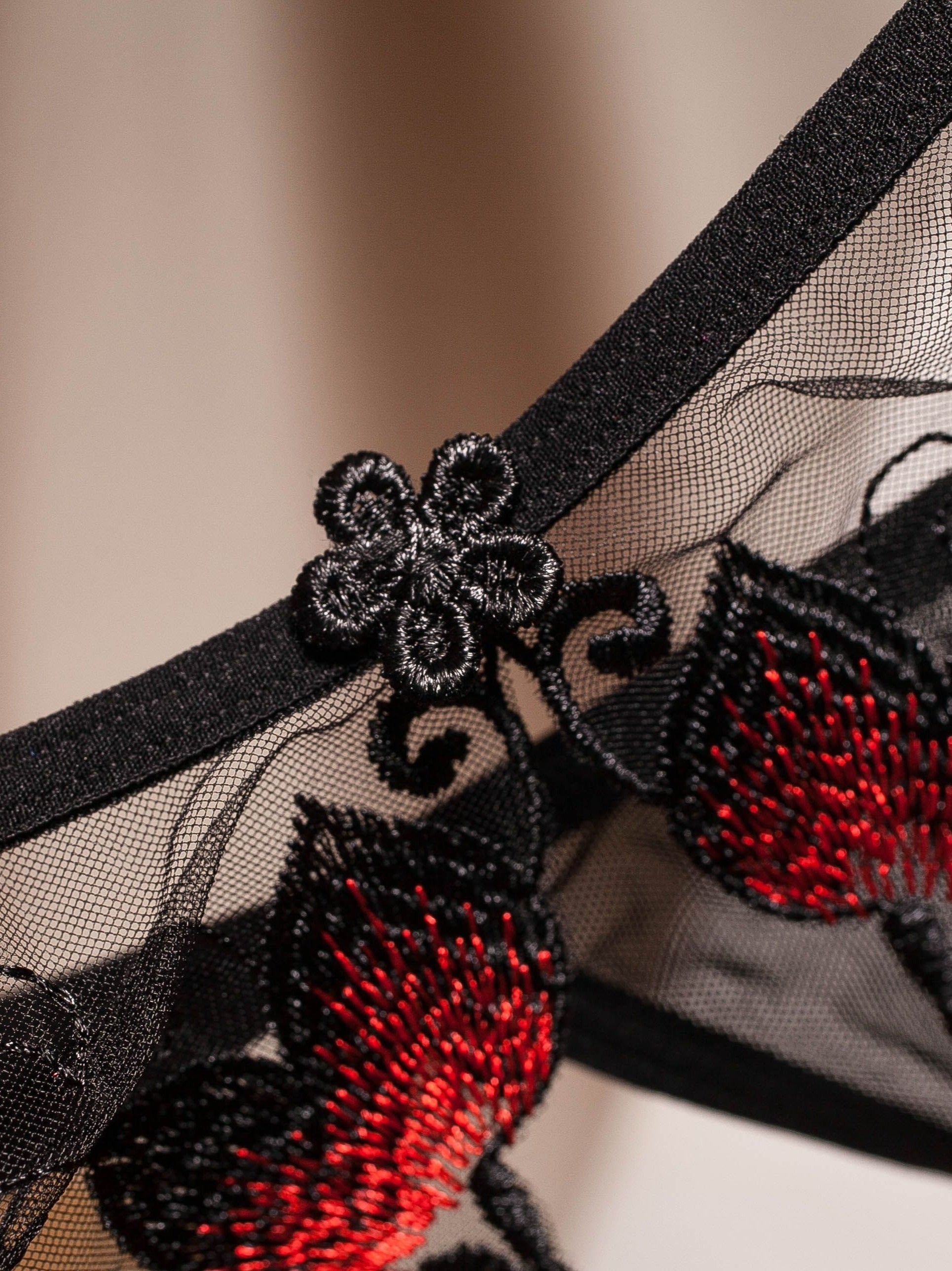 Shaffof to'rda, ochiq qorinli, past belga ega bo'lgan sexy thong shimlar, tikuvli tafsilotlar bilan. Yakkalik yoki 6 ta to'plamda mavjud.