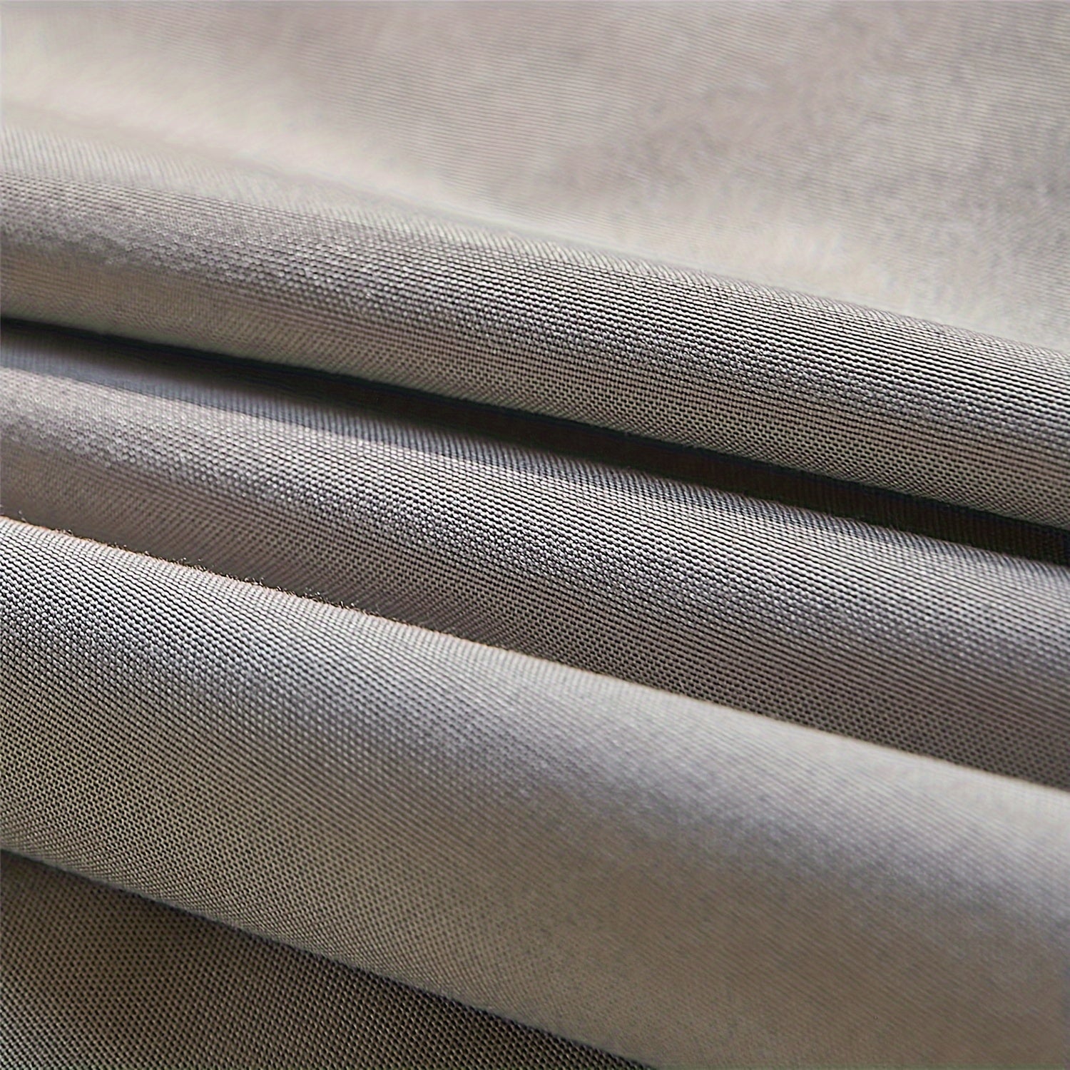 Qorong‘u qopqog‘li pardalar qora yoki oq izolyatsiyalangan, yoritishni to‘sadigan, yotoqxona va mehmonxona uchun