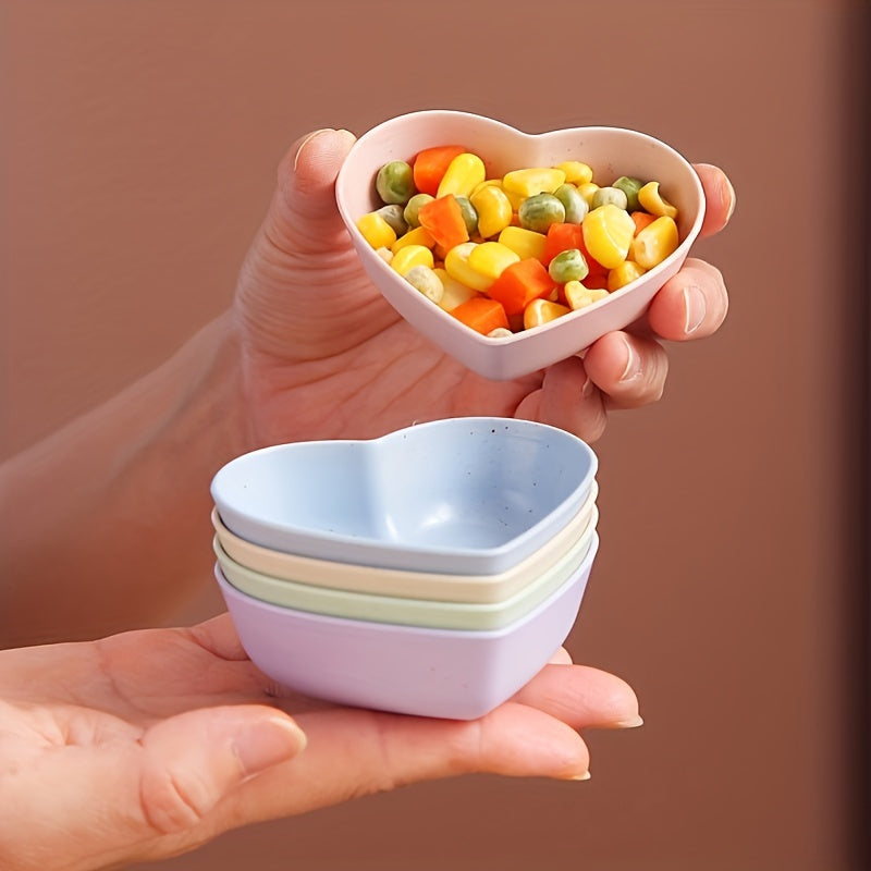 Seis cuencos en forma de corazón hechos de paja de trigo para salsas, condimentos y aperitivos