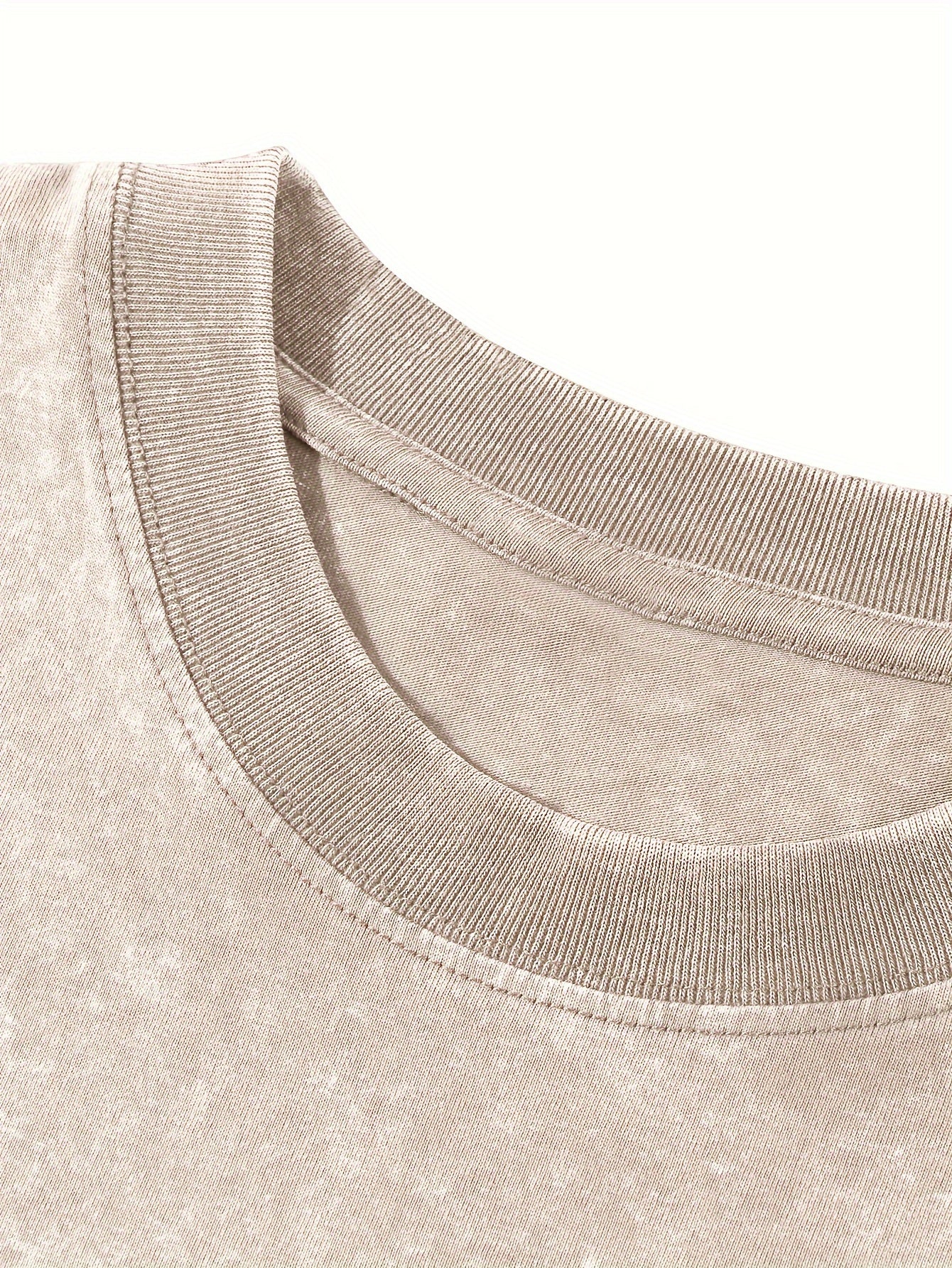 Yozgi ochiq havoda kiyish uchun vintage uslubidagi erkaklar paxta futbolkasi.