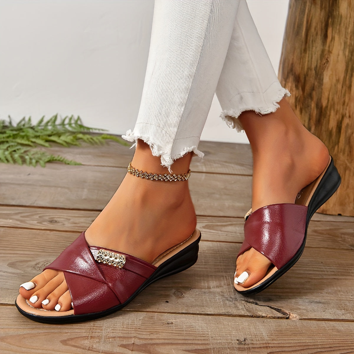 Ayollar uchun to'liq rangli yozgi slaydlar, metall bezaklar va yumshoq taglik bilan