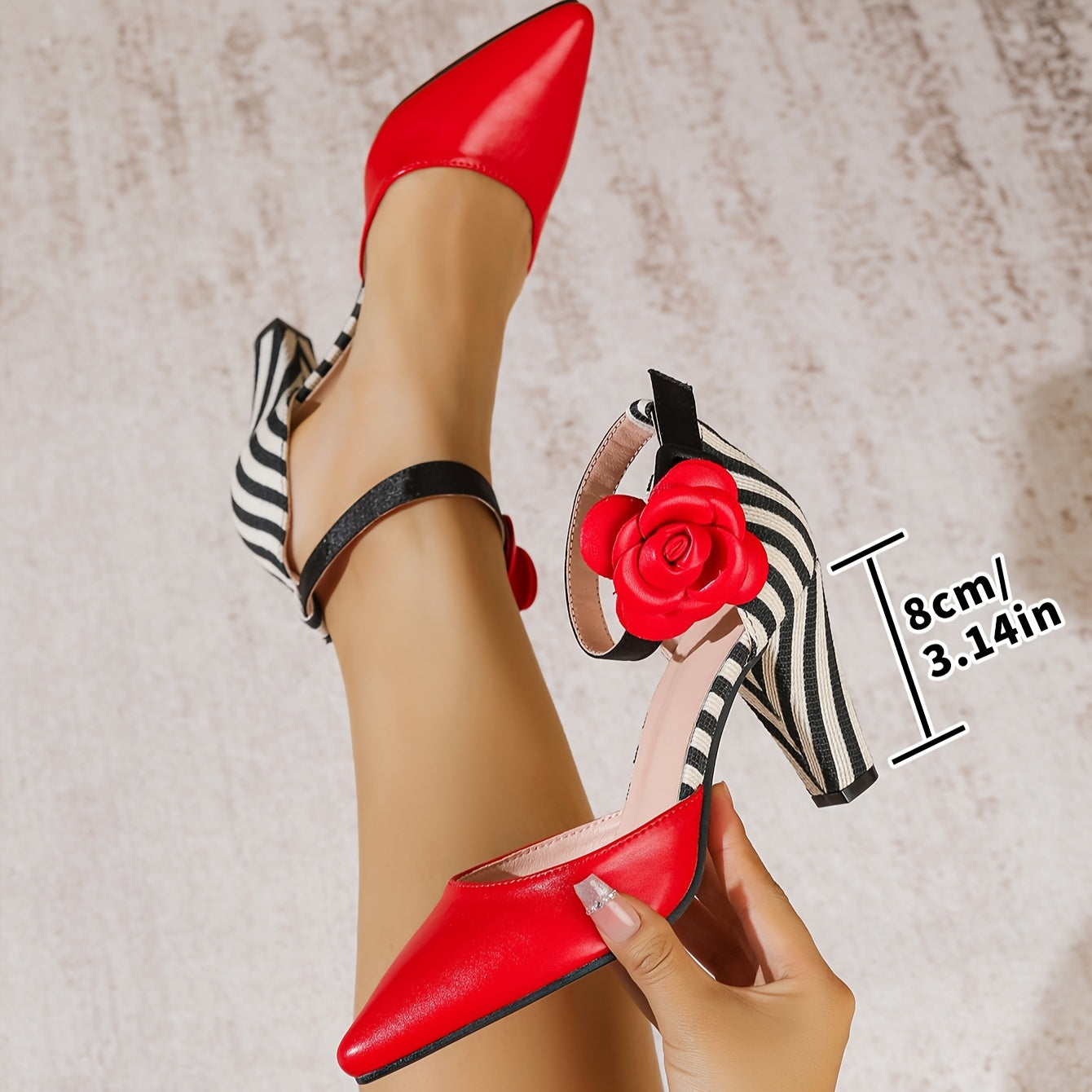 Ayollar uchun rang-barang to'qnashgan o'qtovli poyabzal, qizil gul va qalin tagli