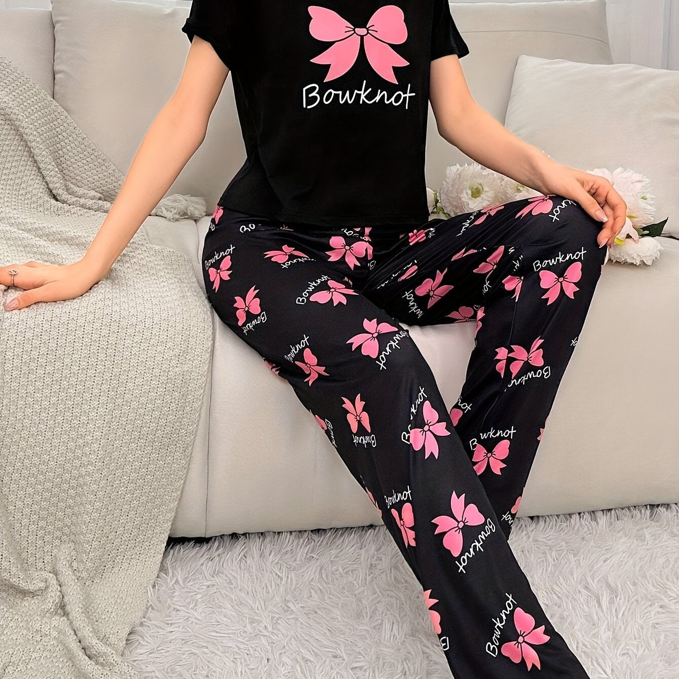 Conjunto de pijama para mujer en negro con top de manga corta con estampado de mariposas rosas y pantalones de cintura elástica