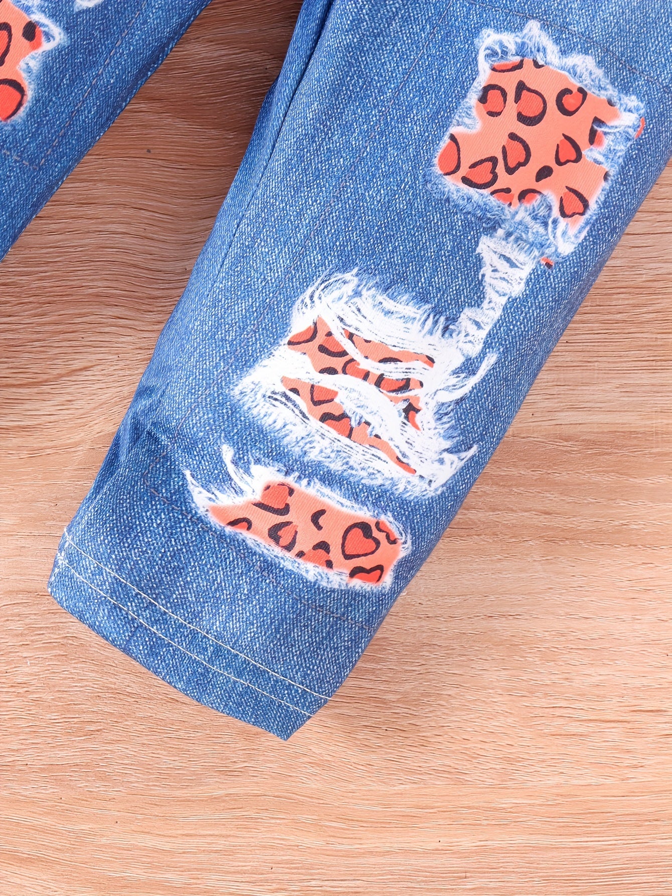 Bola va kichik qizlar uchun 3 qismli ochiq kiyim to'plami, uzun qo'lqonli multfilm ustki qismi va belbog'li soxta jinsilar, qiz bola boshining chiroyli printi bilan.