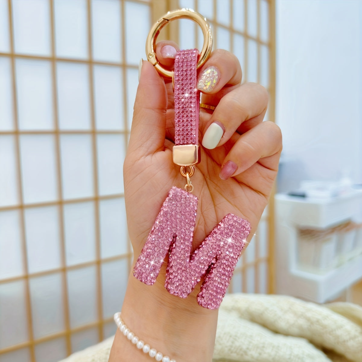 Llavero personalizado con inicial rosa, colgante de aleación con rhinestones para mujeres