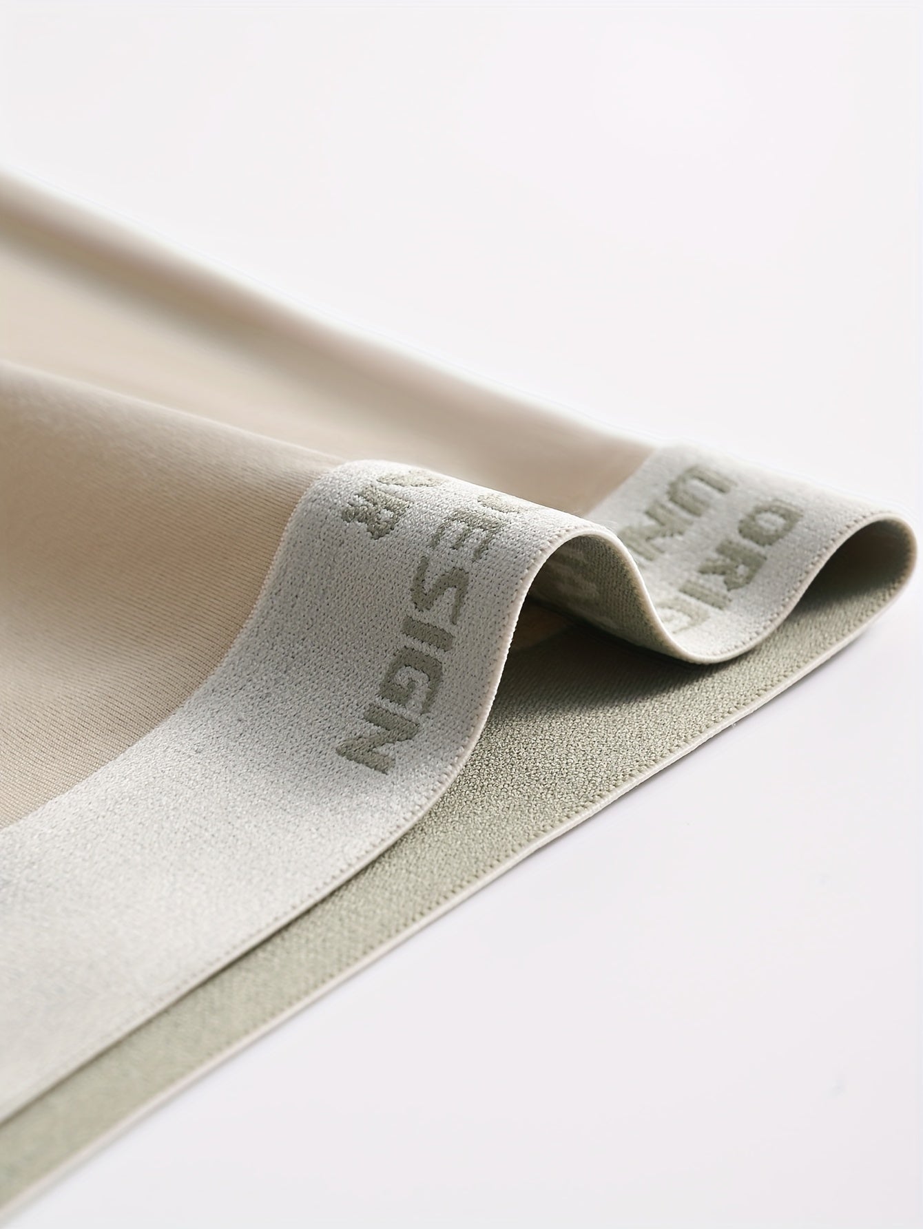 4 dona Erkaklar uchun Boxer Briefs to'plami, mustahkam rangdagi polyester aralash matodan tayyorlangan, yuqori cho'zilish qobiliyatiga ega, to'qilgan mato, tasodifiy kiyim uchun ideal. 125 g/m² mato og'irligidagi Shortie uslubi, terga chidamli.