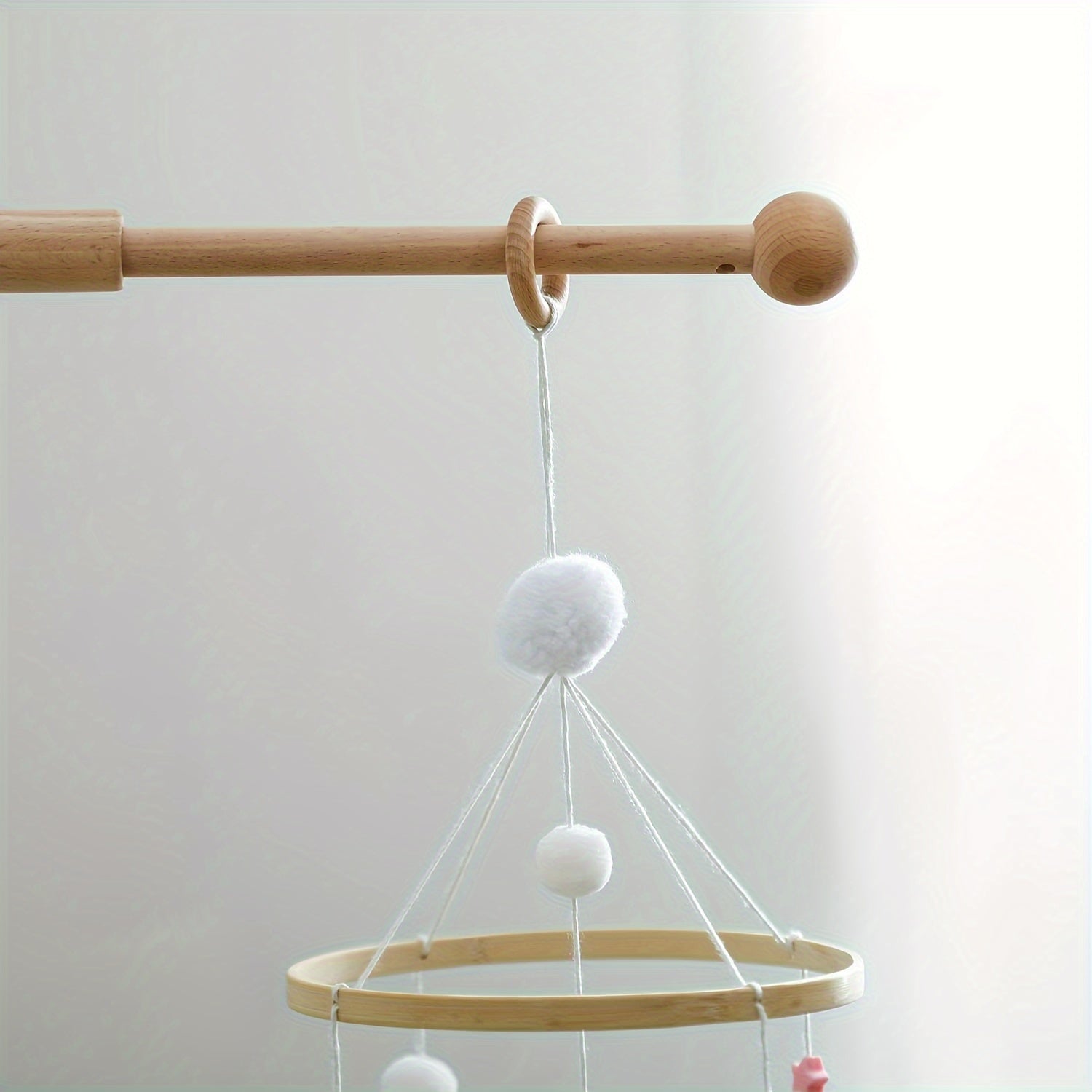 Soporte de pared de madera para móvil con colgadores ajustables y fijos para decoración de habitación