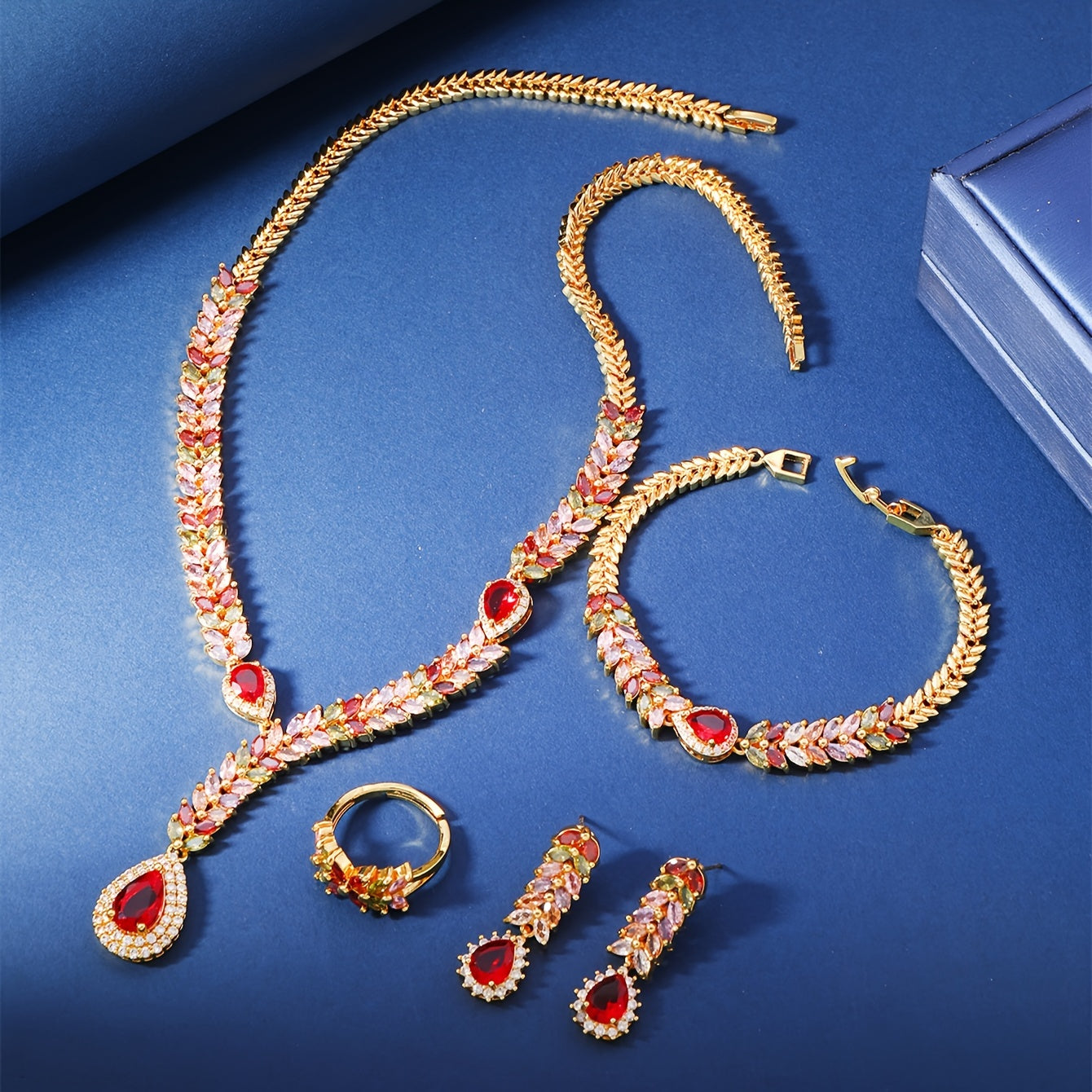 Ushbu nafis Vintage 24K oltin qoplamali mis zargarlik to'plami ajoyib zirconia mozaika tafsilotlari bilan boy Sharq uslubidagi bug'doy to'plami dizaynida, ayollar uchun maxsus tayyorlangan. To'plamga marjon, bilaguzuk, uzuk va sirg'alar kiradi.