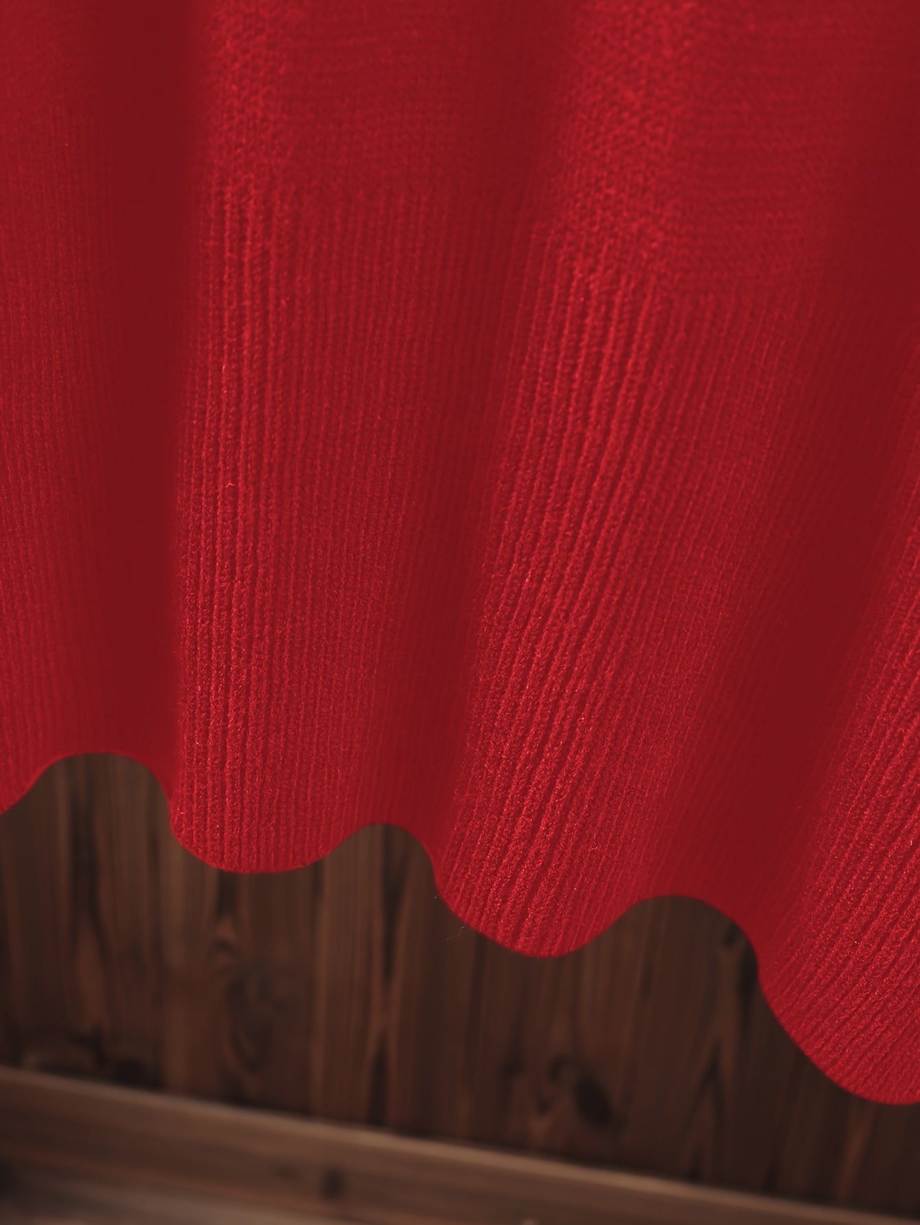 Katta o'lchamdagi ayollar uchun yirtqichlari bo'lgan bir rangli V-yuqori pullover.