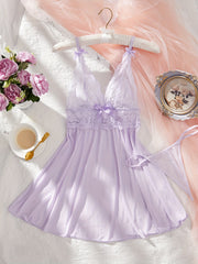 Пурпурное кружевное платье-бэбидол с подходящими стрингами.