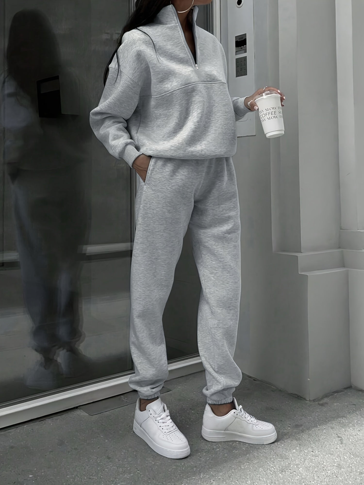 Ayollar uchun tasodifiy moda to'plami, 95% polyester va 5% spandeksdan tayyorlangan, turli ranglarda turg'un bo'yinli sviter va shimlarni o'z ichiga oladi. Kuz/qish mavsumlari uchun mos, to'qilgan mato bilan.