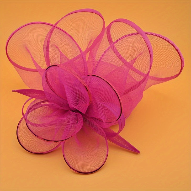 To'ylar va partiyalar uchun klip bilan qora va oq tarmoq gul fascinatori