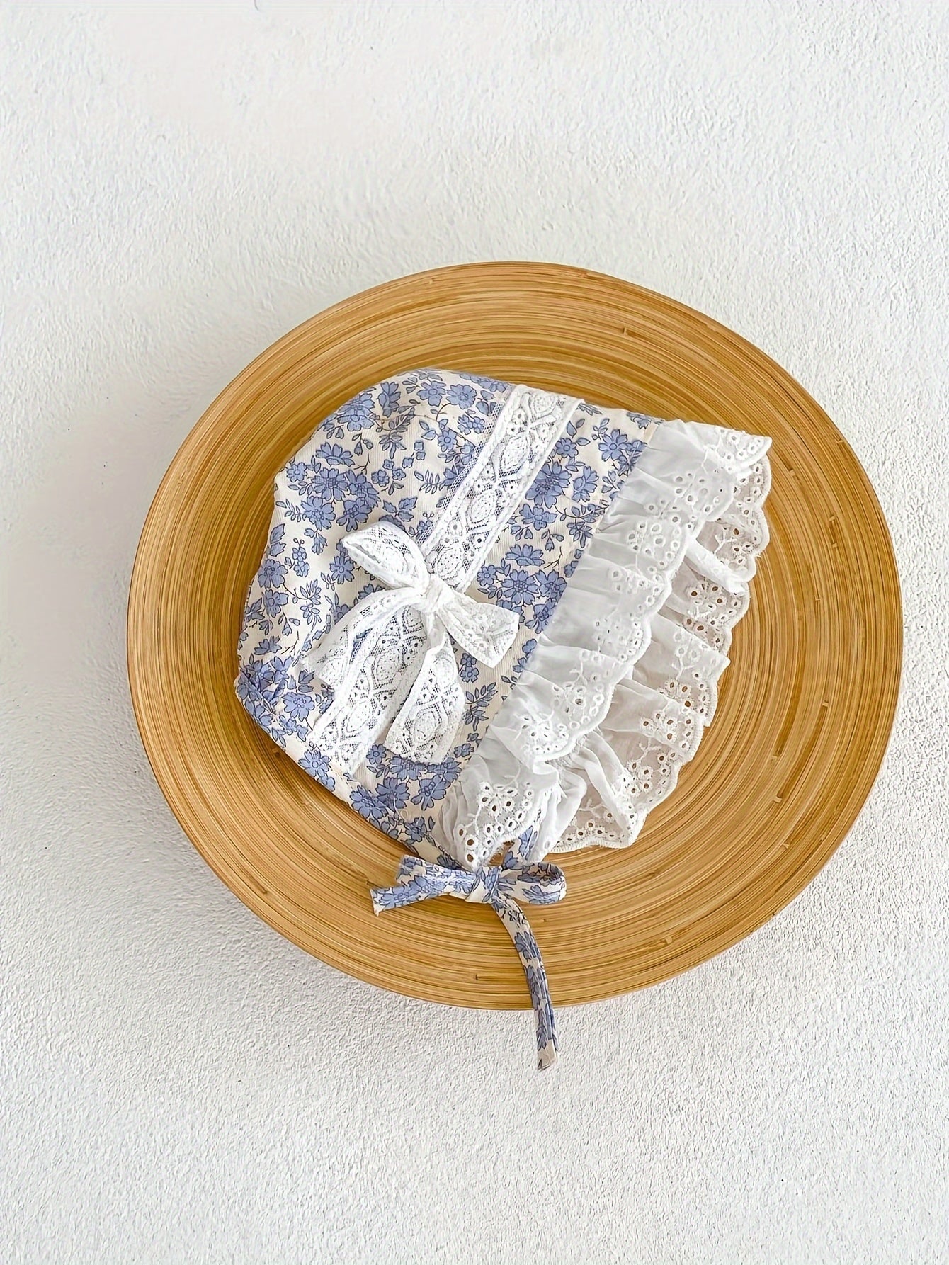 Kichkina qiz uchun gul bilan bezatilgan romper kiyi, puff qo'llari va mos keladigan shlyapa bilan, bolalar va chaqaloqlar uchun yozgi kiyim