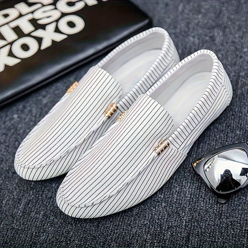Mocasines slip-on de malla para hombre con patrón geométrico en negro y blanco para uso en exteriores