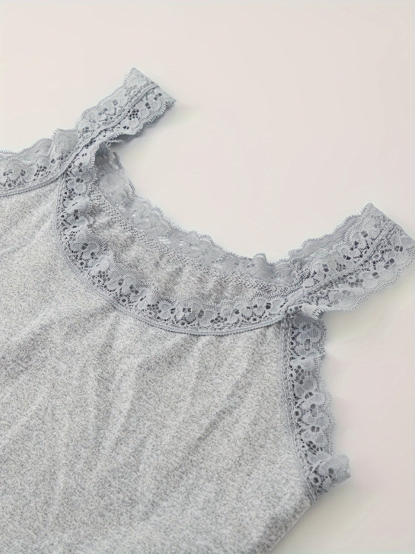 Uch nafar ayol uchun polyester to'qima matosidan tayyorlangan, mustahkam ranglarda, yengsiz tank top, yostiqsiz, kattalar uchun uyqu kiyimlari va uy kiyimlari uchun mos.