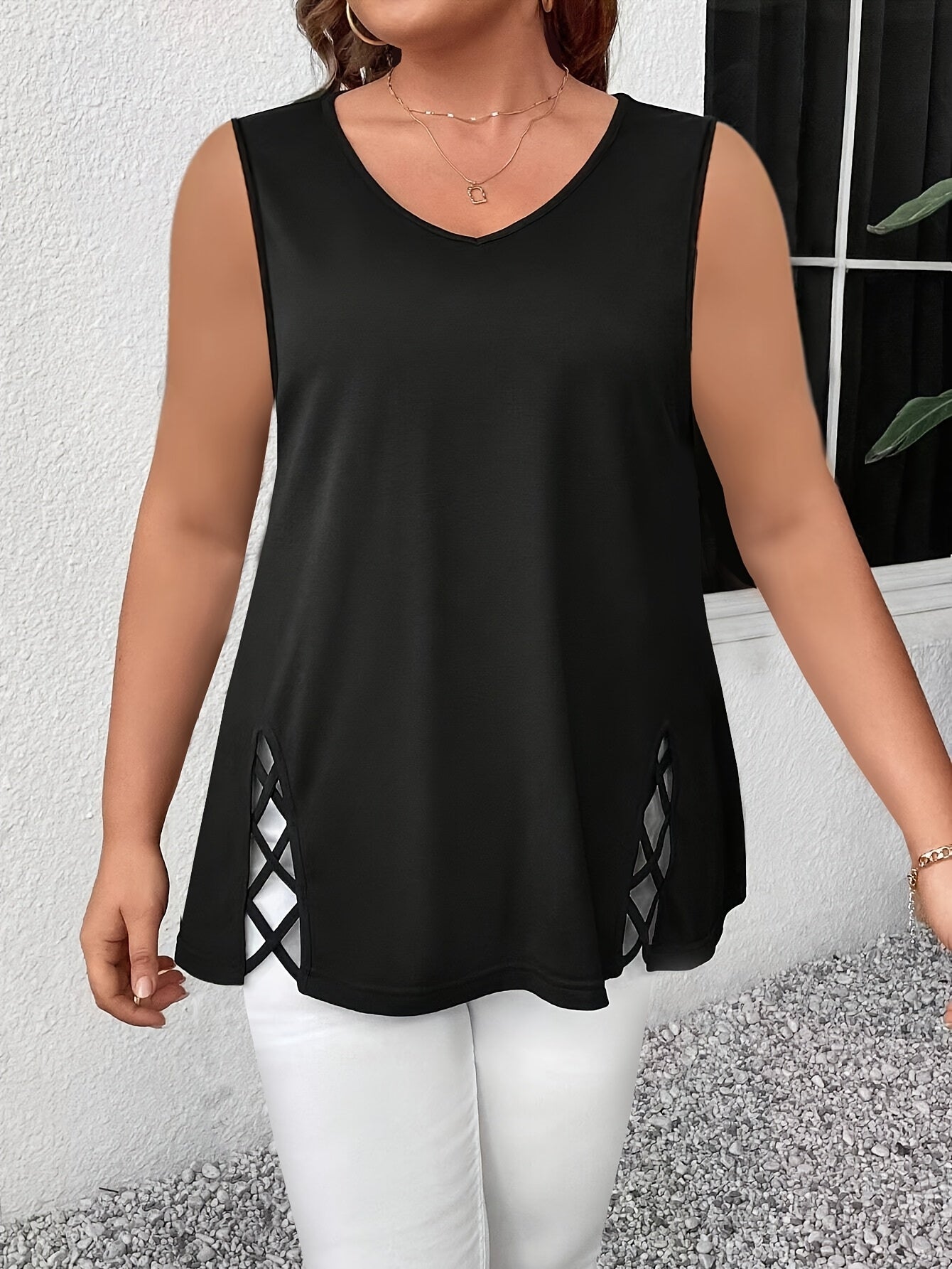 Top sin mangas de mujer talla grande con escote en V y tirantes cruzados en negro