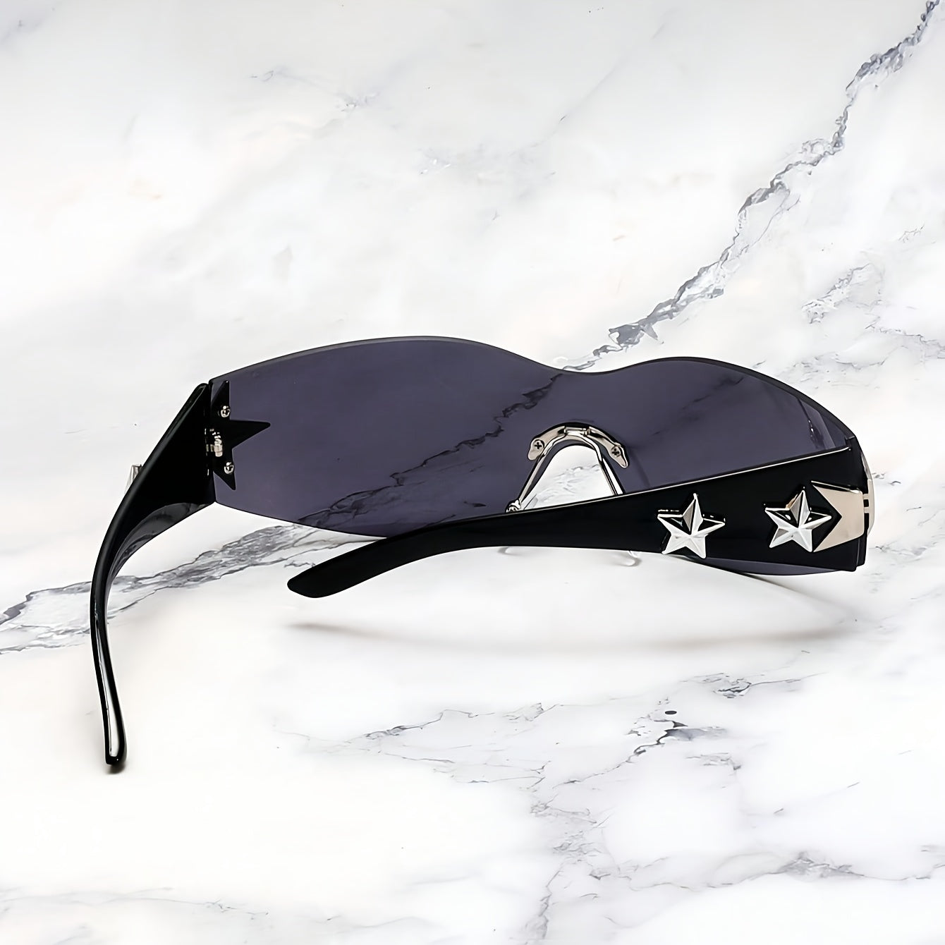 Ayollar uchun oltin moda ko‘zoynaklar, pentagram dizayni va konkav tafsilotlar bilan