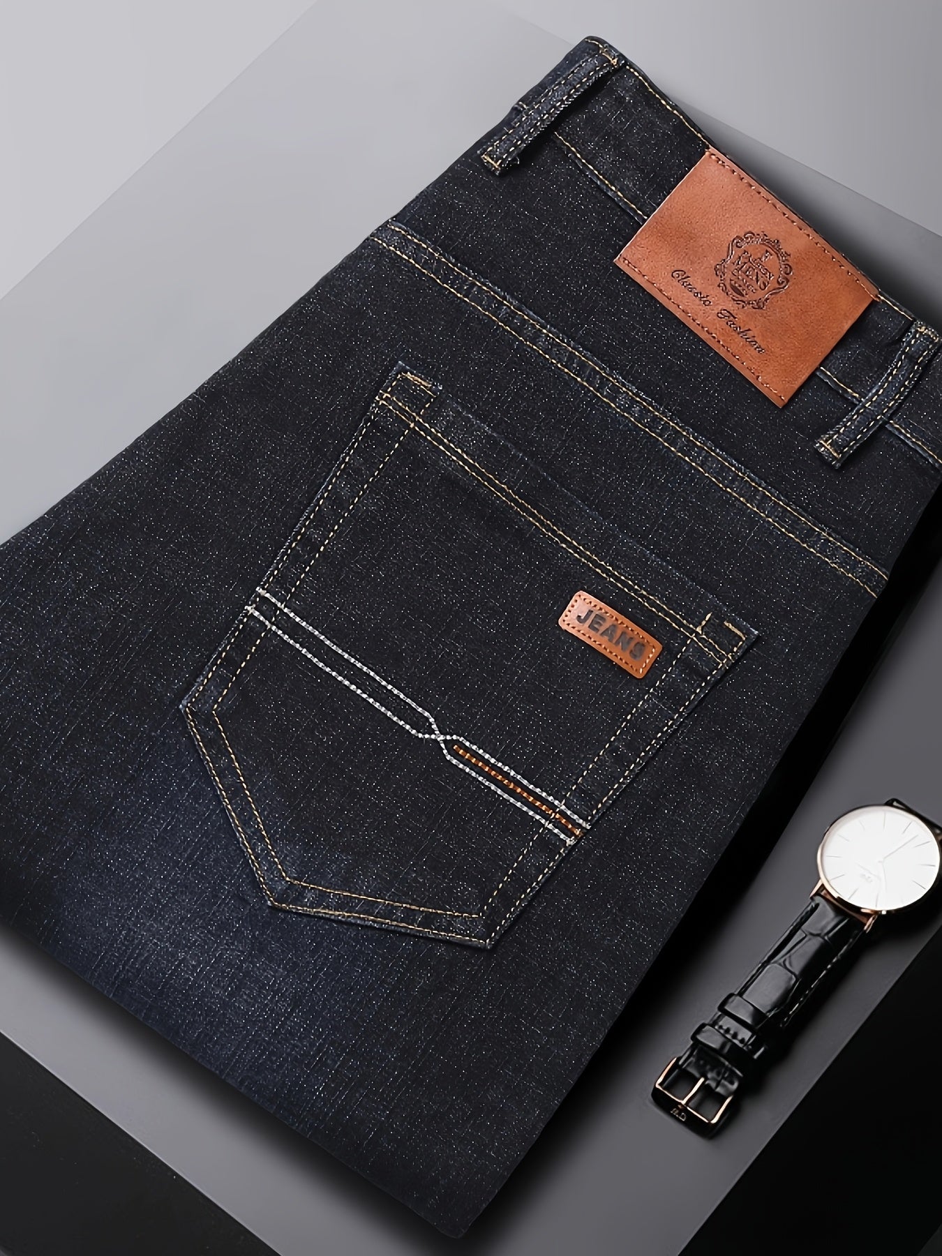 Erkaklar uchun klassik biznes tasodifiy, bir rangli jinsilar, barcha mavsumlar uchun mo'ljallangan paxta aralashmasidan tayyorlangan. Qulay biznes kiyimlari uchun cho'ziladigan denim bilan odatiy moslikni taqdim etadi, mashinada yuvish mumkin.