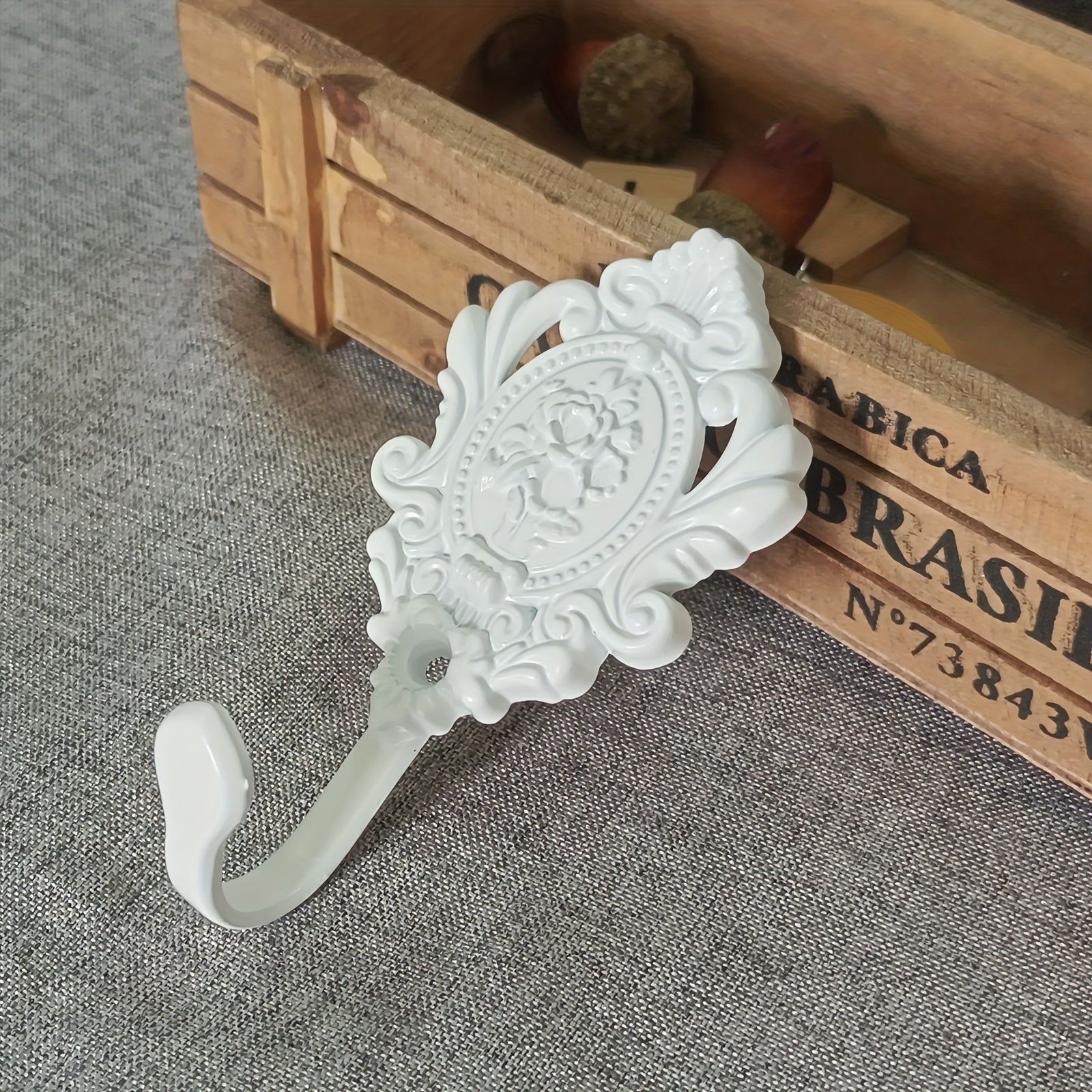 Ikki vintage evropa uslubidagi sink qotishmasidan yasalgan oltin fan shaklidagi tutqichlar hammom dush pardalari, eshiklar, derazalar, shkaflar va yashash xonalari uchun mos keladi.