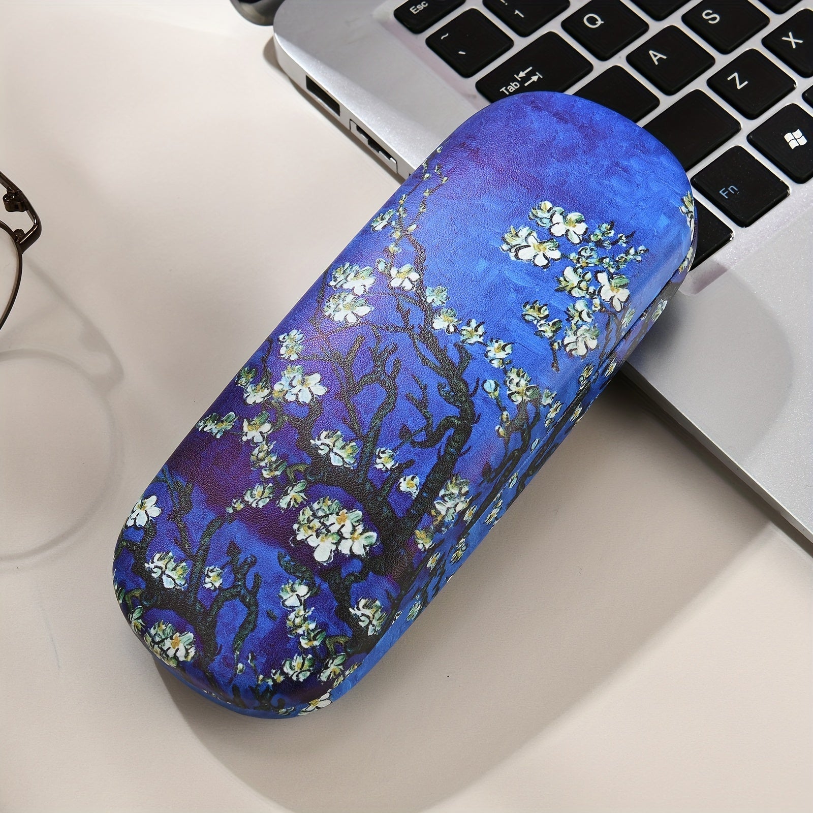 Van Gogh ilhomlangan moda ko'zoynaklari qutisi - erkaklar va ayollar uchun zamonaviy va mustahkam ko'zoynak saqlash yechimi. Chiroyli rasm bosmasi bilan, bu portativ quti talabalar va moda ko'zoynaklari ishqibozlari uchun mukammaldir.