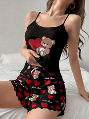 Ayollar uchun uyqu kiyimlari: yurak naqshli, frill trimli pijama to'plami, dumaloq bo'yinli, orqa qismi ochiq kamizel va elastik shortiklar.