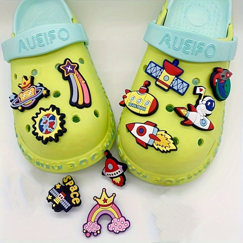 20 dona kosmik kosmonavt poyabzal charm'lari Saturn va Yerni tasvirlovchi o‘yinchoq dekoratsiyalari