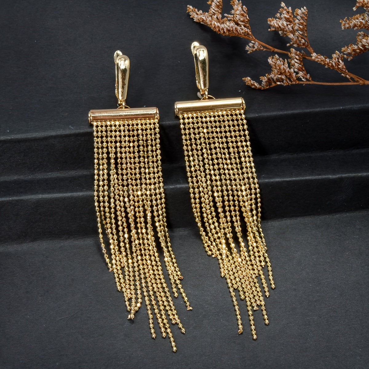 Комплект ювелирных изделий ZEADEAR из меди включает в себя пару висячих серег, кольцо и ожерелье, все с дизайном кисточек. Идеально подходит для женщин, чтобы носить на свадебных вечеринках или в качестве стильного декора.