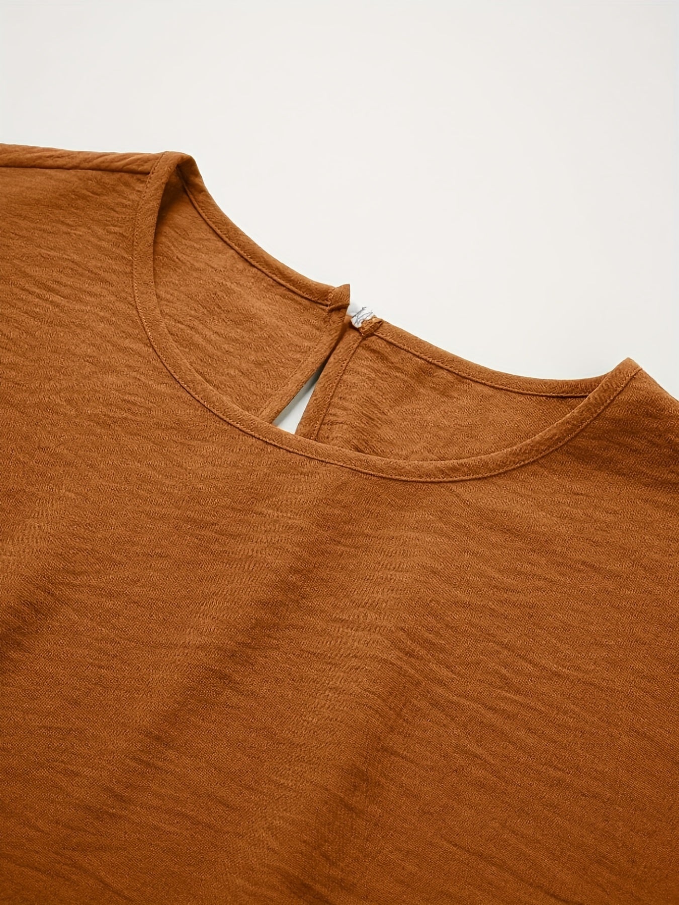 Ayollar uchun bahor/kovak ko'ylagi, dumaloq bo'yin, qush qanotli yenglar, ikki cho'ntak va elegant bir rangda paxta matosidan.