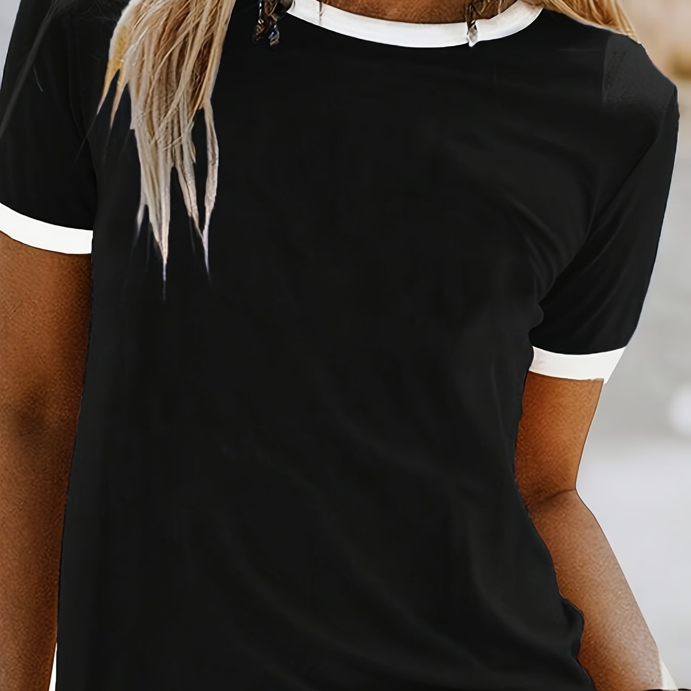 Ayollar uchun keng ko'lamli qisqa qo'lli kruiz bo'yinli T-shirt, bir rangli