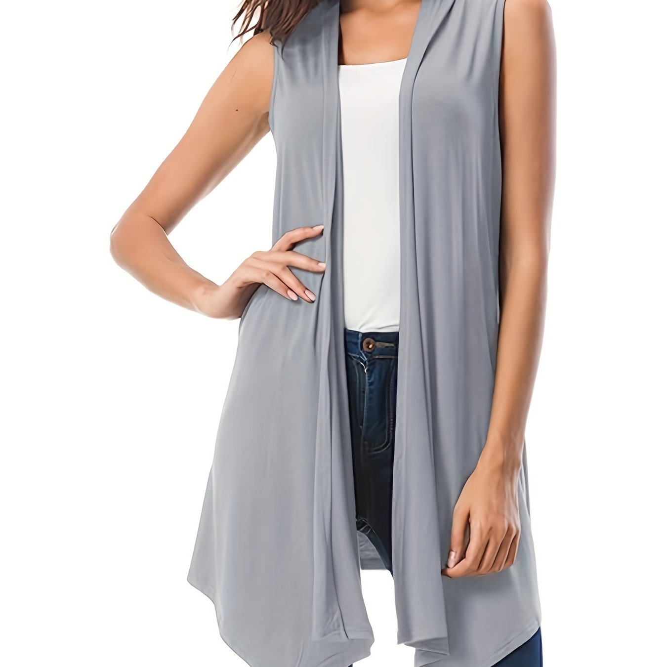 Ayollar uchun ochiq old qismi va asimmetrik qirralari bo'lgan plussayzli yengsiz yopqichlar.