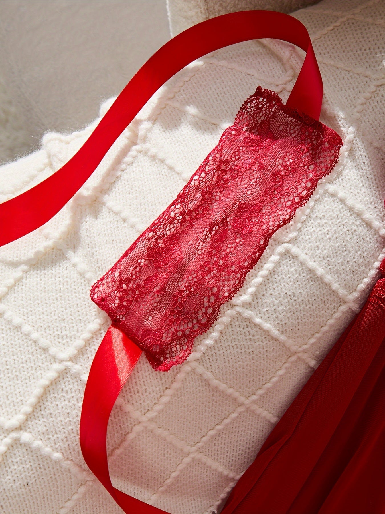 Красный комплект нижнего белья, включающий платье-бэбидол, стринги, маску для глаз, кружевные детали, атласные ленты - идеально подходит для соблазнительного бодуарного наряда.