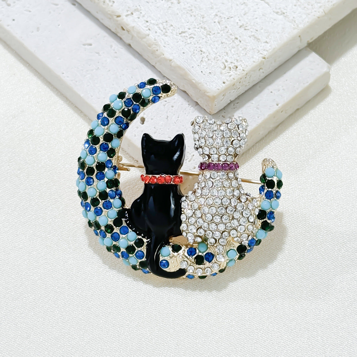 Women’s Rhinestone Cat and Moon Brooch Alloy Jewelry Elegant Accessory