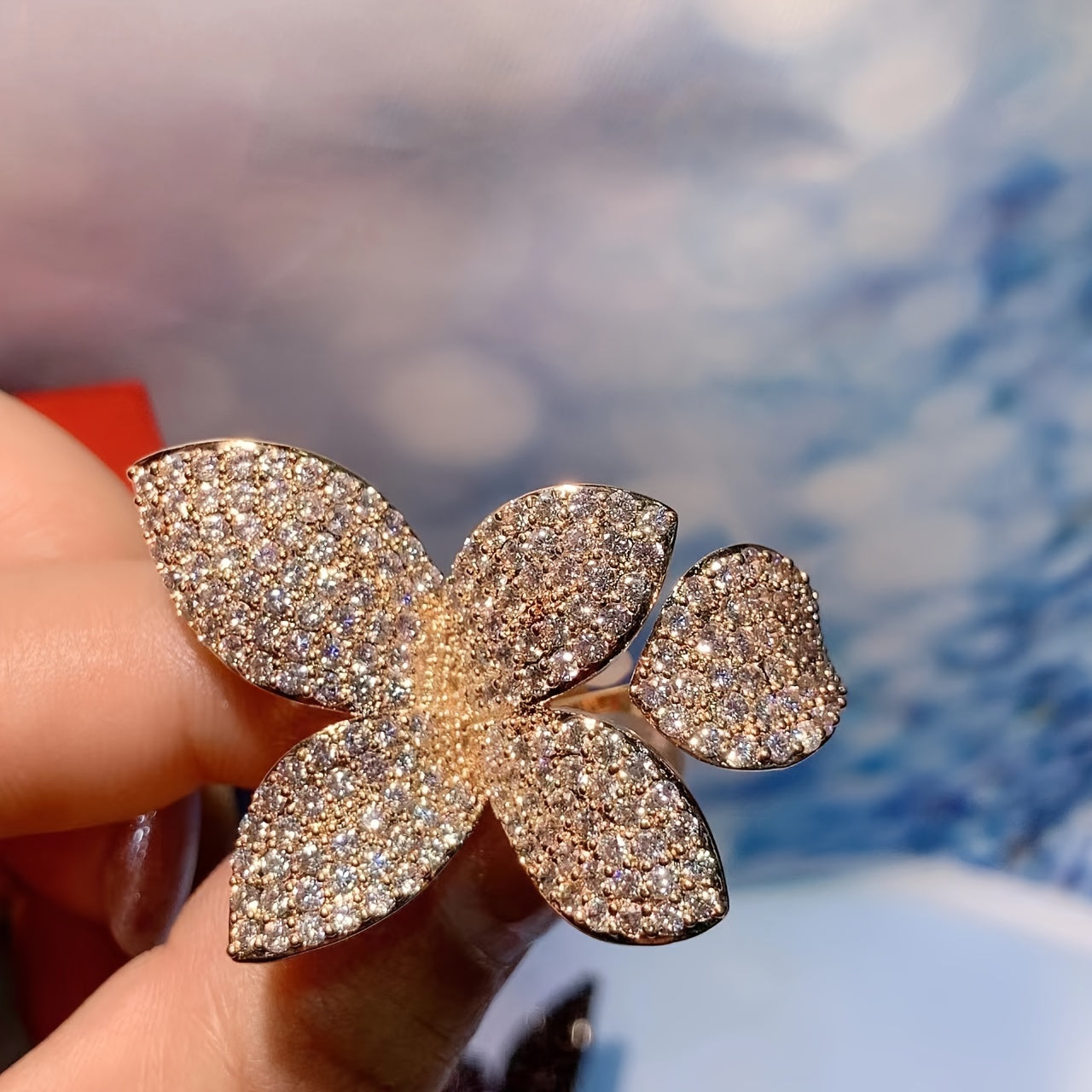 Zirconiyadan tayyorlangan to'liq uch o'lchovli to'rt yaproqli gullar uzukini o'z ichiga olgan zamonaviy va murakkab uniseks onlayn mashhur aksessuar.