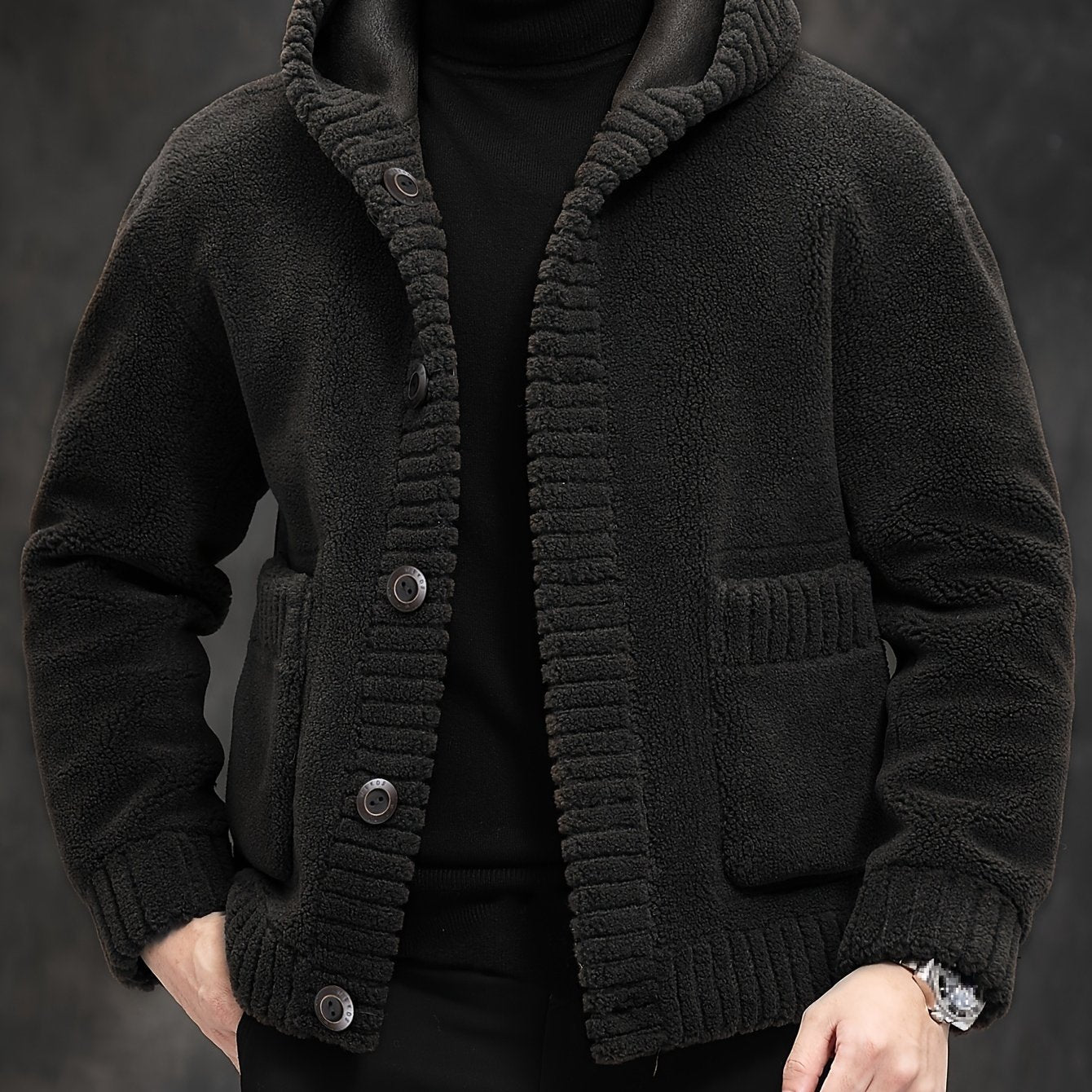 Erkaklar uchun soxta mo'yna bilan kaputli kurtka, tushirilgan yelka yenglari, shamolga chidamli va iliq, bir rangda, tugma yopilishi.